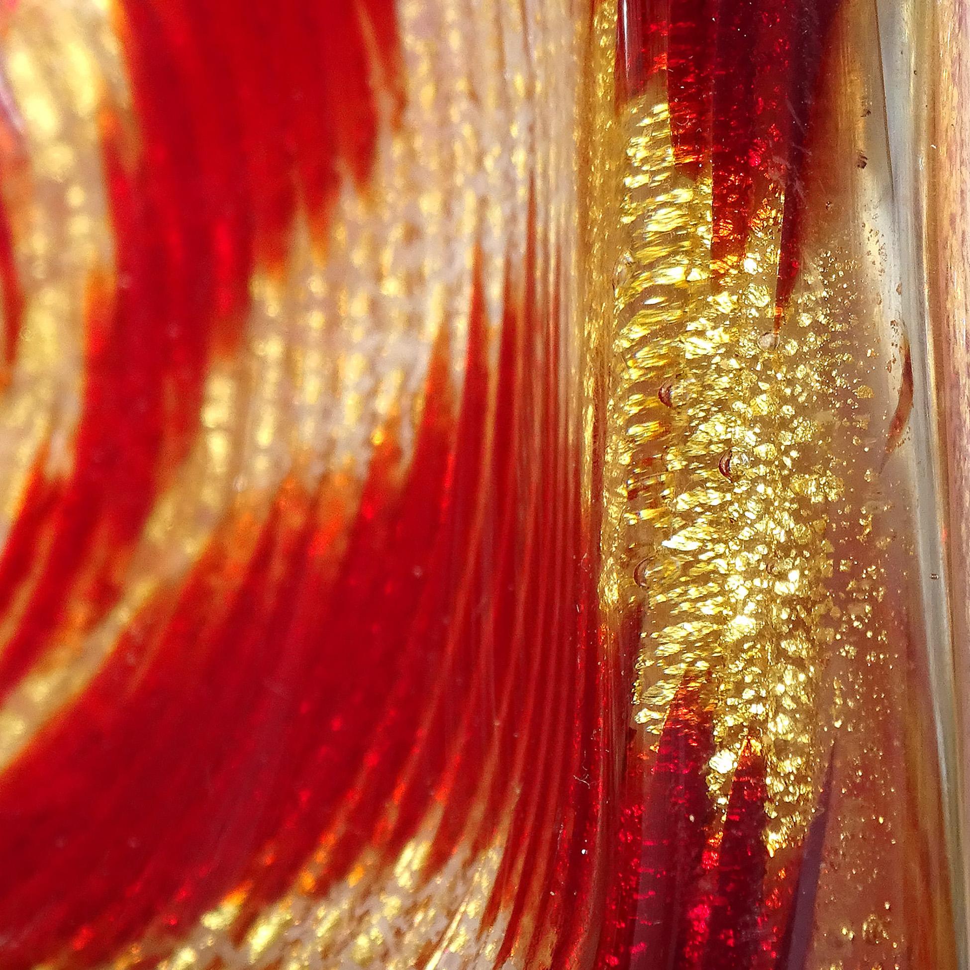 Vetro Ciotola di Murano in vetro artistico rosso ottico a scaglie d'oro Vide-Poche in vendita