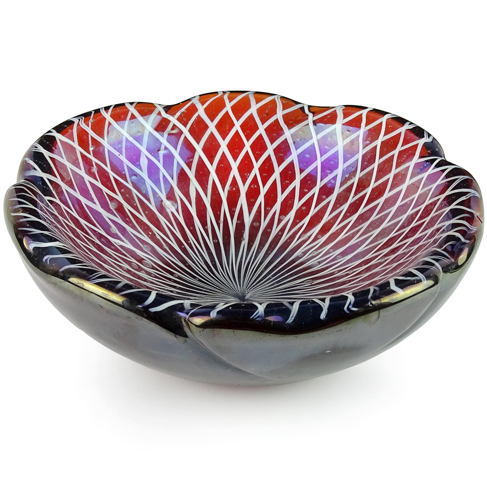 Precioso cuenco decorativo vintage de Murano soplado a mano de color rojo anaranjado, cintas blancas de Roticello y superficie iridiscente de vidrio artístico italiano. Tiene un borde ondulado festoneado, en forma de flor. Las cintas blancas crean