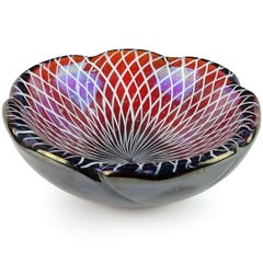 Ciotola decorativa in vetro Art Decor di Murano rosso arancio iridescente con nastri di Roticello