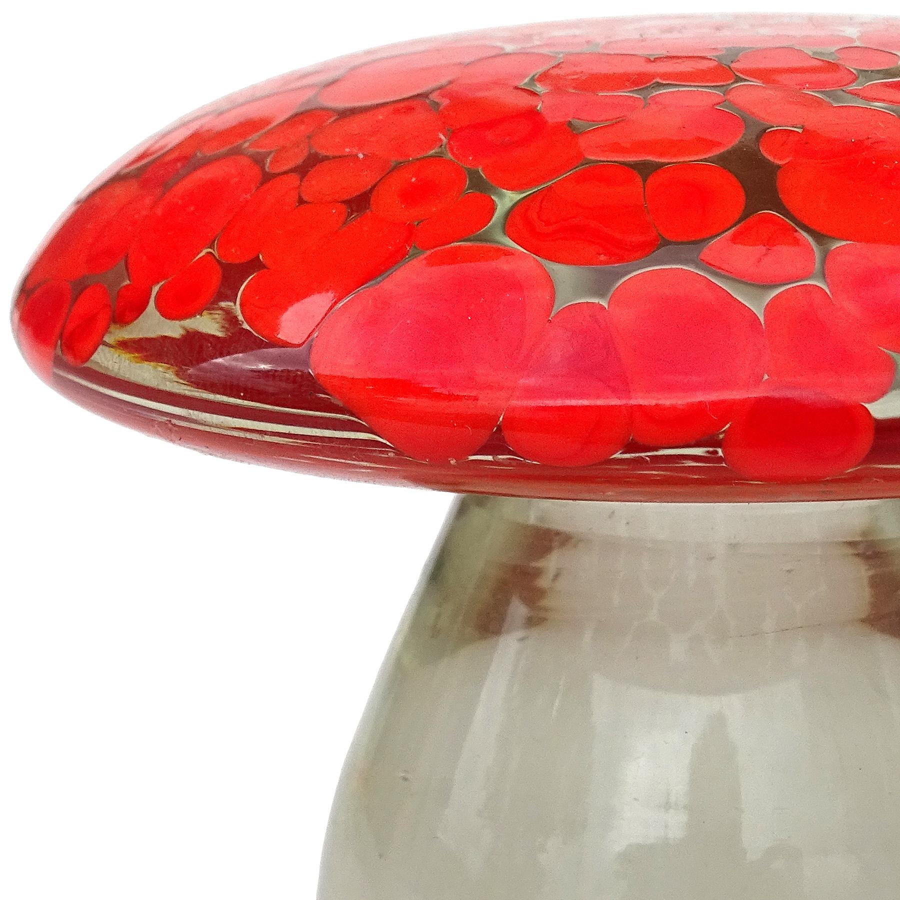 Fait main Presse-papiers figurine de tabouret champignon en verre d'art italien de Murano rouge orangé en vente
