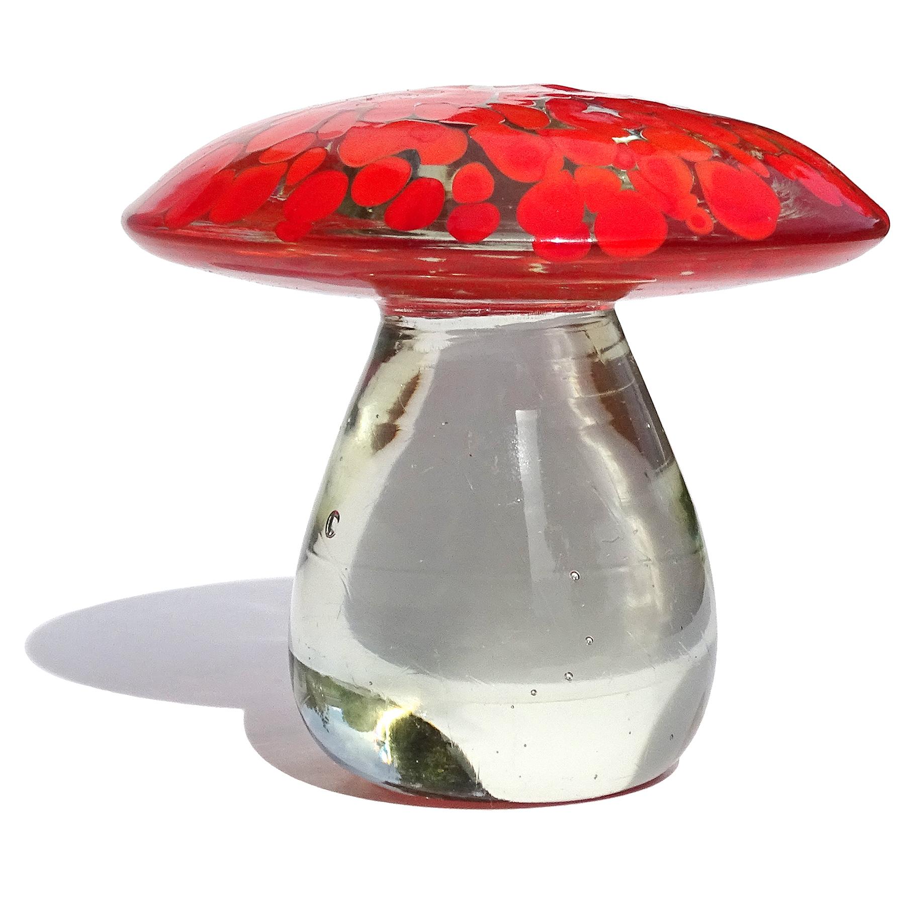 Precioso pisapapeles vintage de Murano soplado a mano con cuerpo transparente y manchas de vidrio artístico italiano en forma de seta / seta. Creado para la empresa Fornasa De Murano A L'Insegna Del Moreto, por el diseñador Galliano Ferro. Ya he