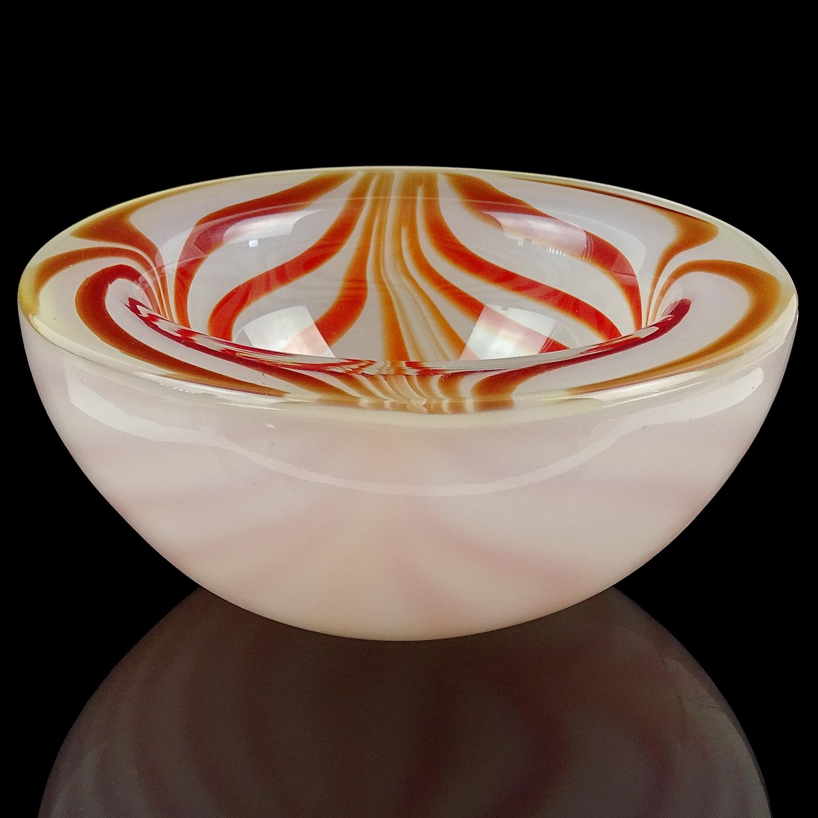 Fait main Bol en verre d'art italien de Murano  tourbillons psychdliques en opale rouge, orange et blanc en vente