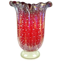 Schillernde italienische Murano-Blumenvase aus Kunstglas mit Jakobsmuschelrand und roten Silberflecken