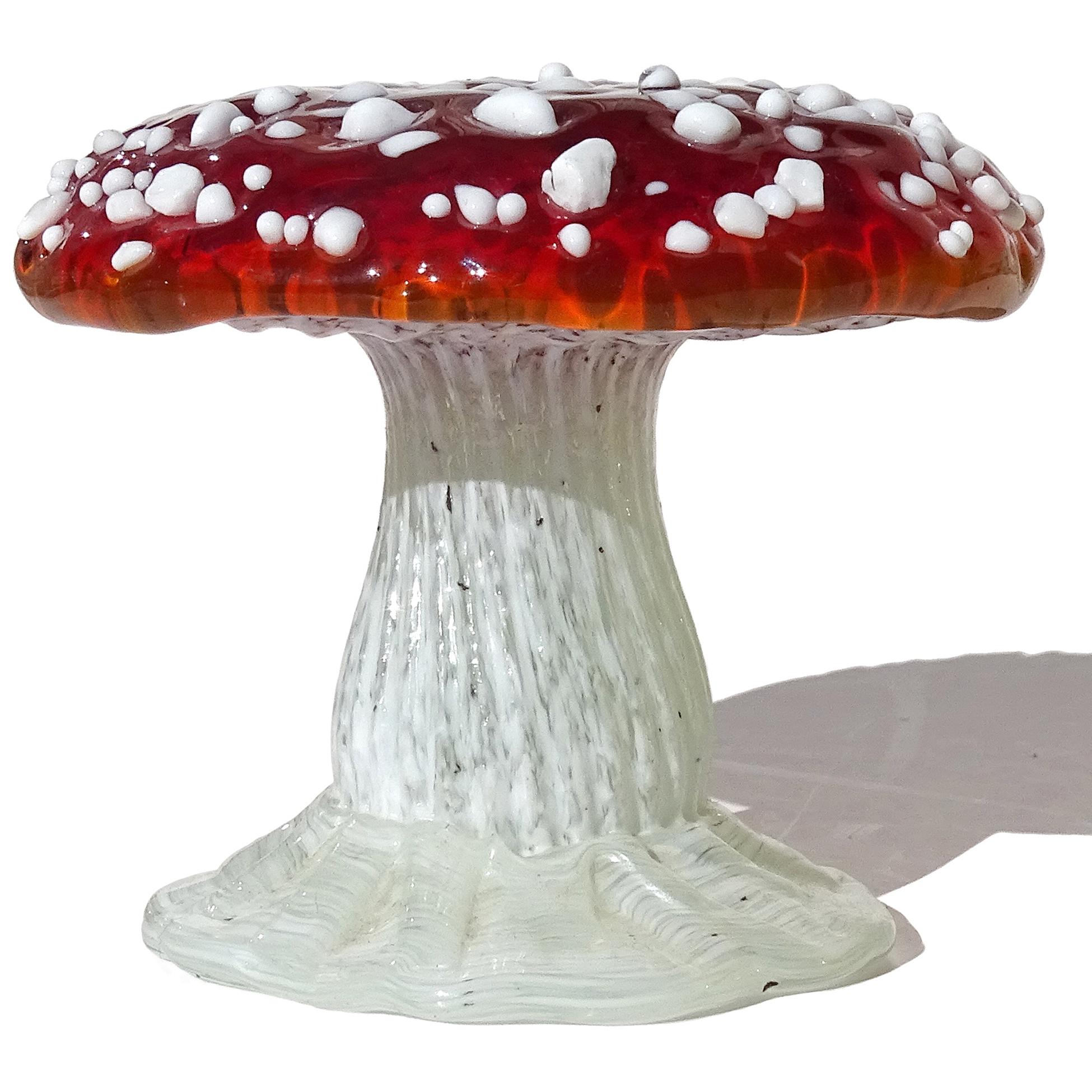 Bellissimo e insolito fermacarte scultoreo d'epoca in vetro artistico italiano di Murano soffiato a mano, di colore rosso-arancio intenso e con macchie bianche. Il fungo ha un'etichetta originale dell'importatore che recita 