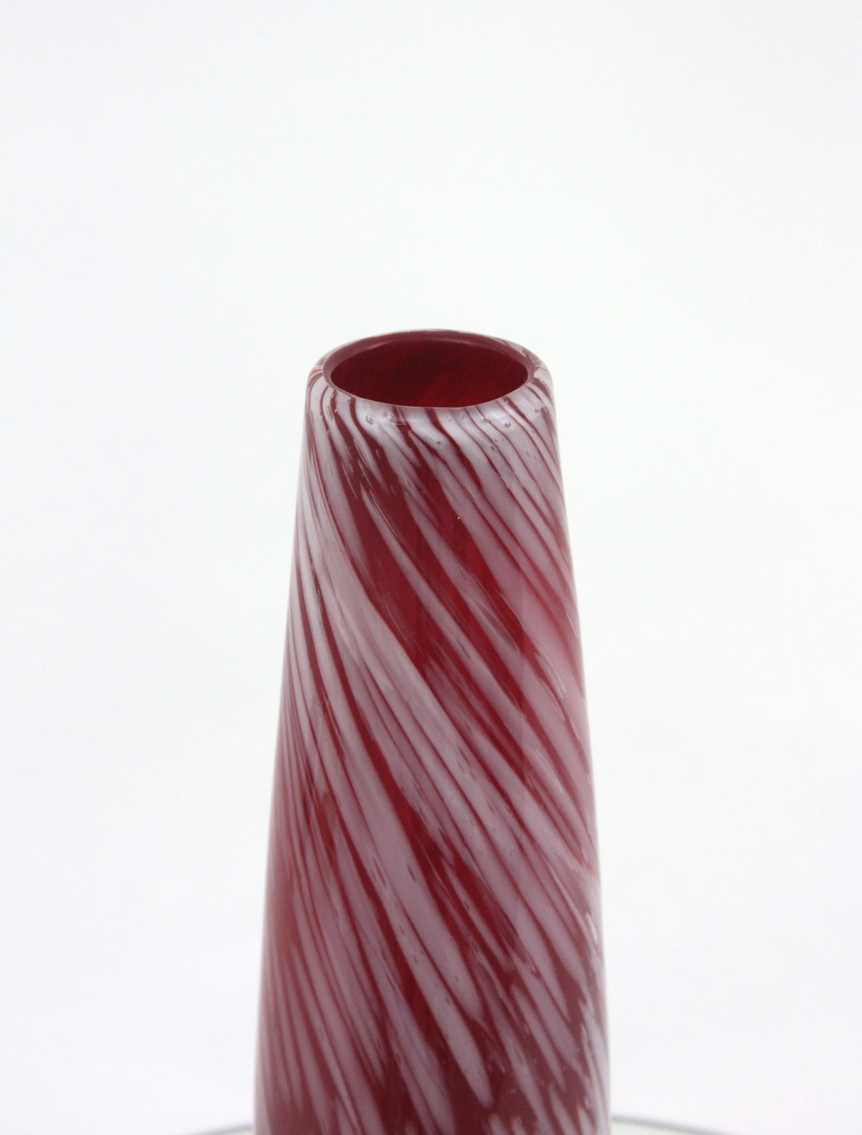 Vaso alto in vetro soffiato rosso bianco maculato di Murano in vendita 2