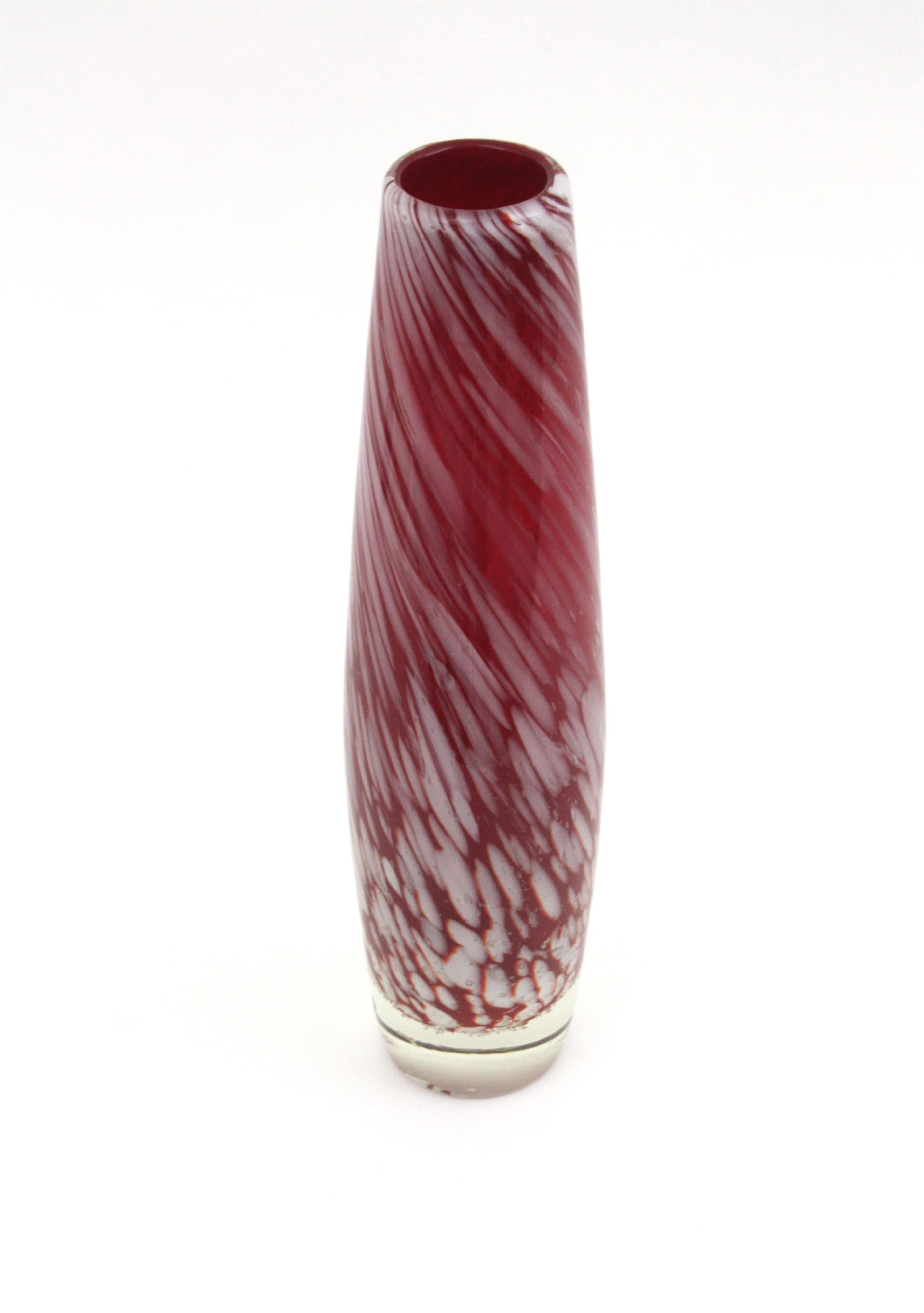 Vaso alto in vetro soffiato rosso bianco maculato di Murano in vendita 3