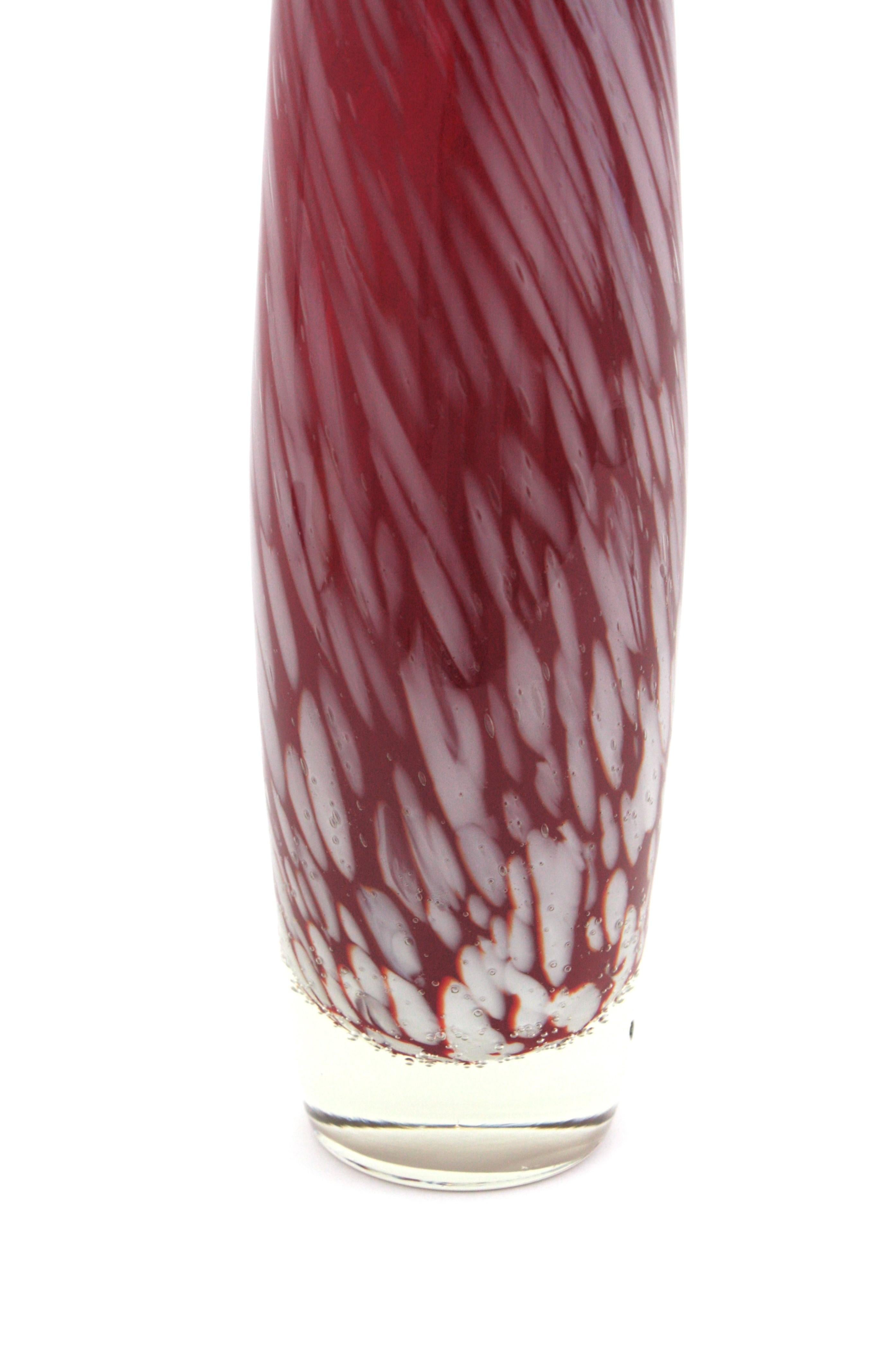Vaso alto in vetro soffiato rosso bianco maculato di Murano in vendita 4