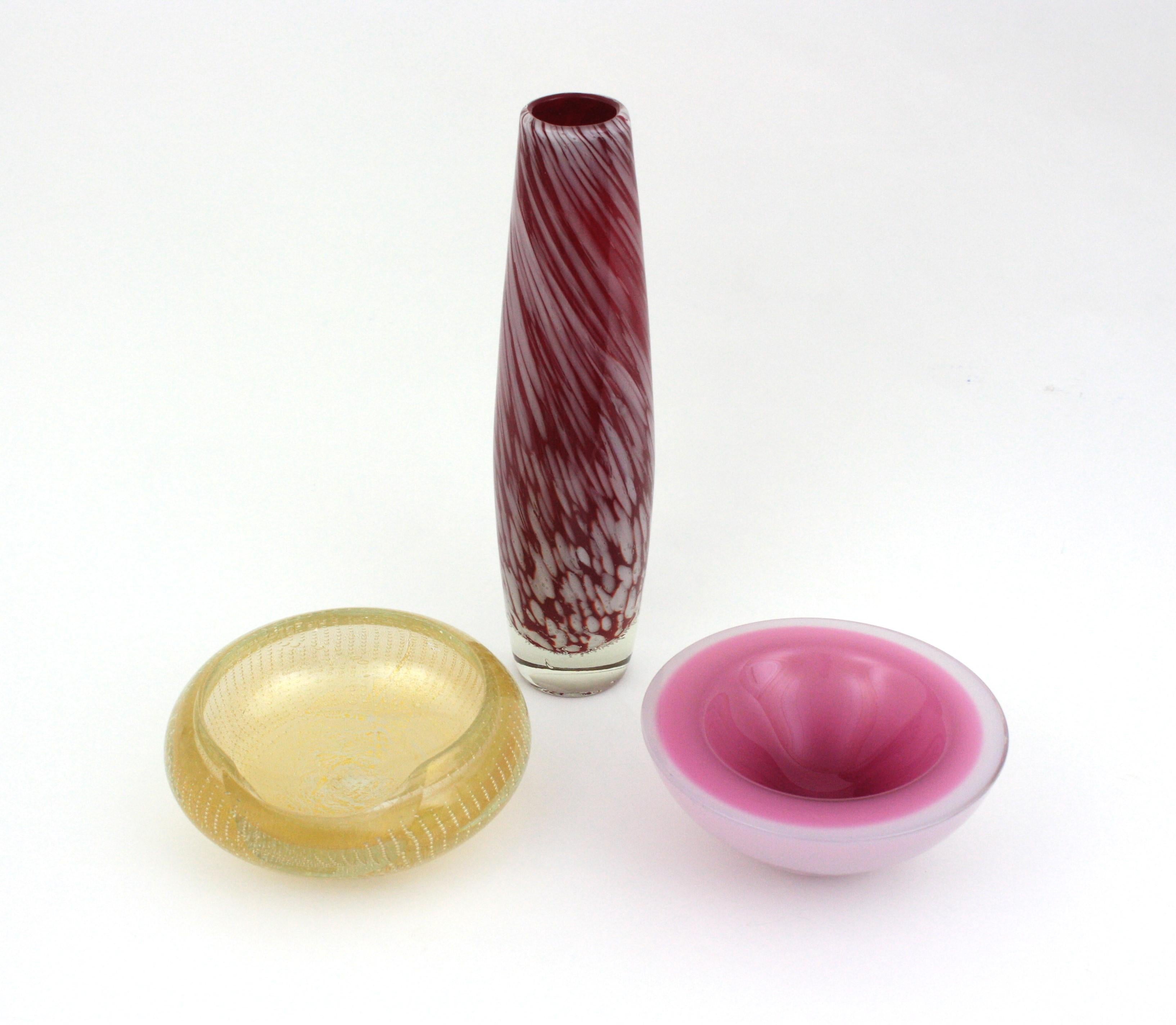 Vaso alto in vetro soffiato rosso bianco maculato di Murano in vendita 6