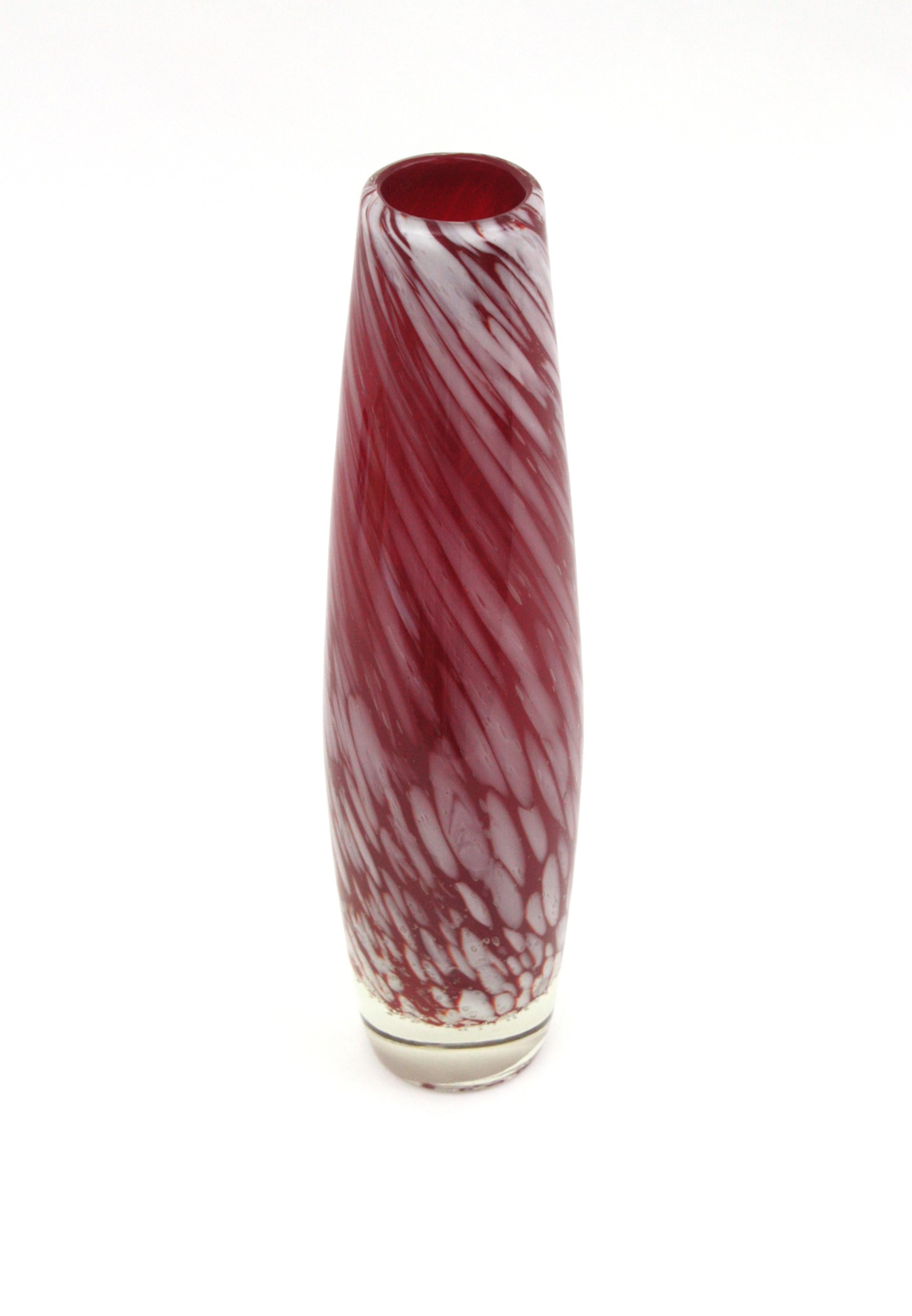 Italiano Vaso alto in vetro soffiato rosso bianco maculato di Murano in vendita