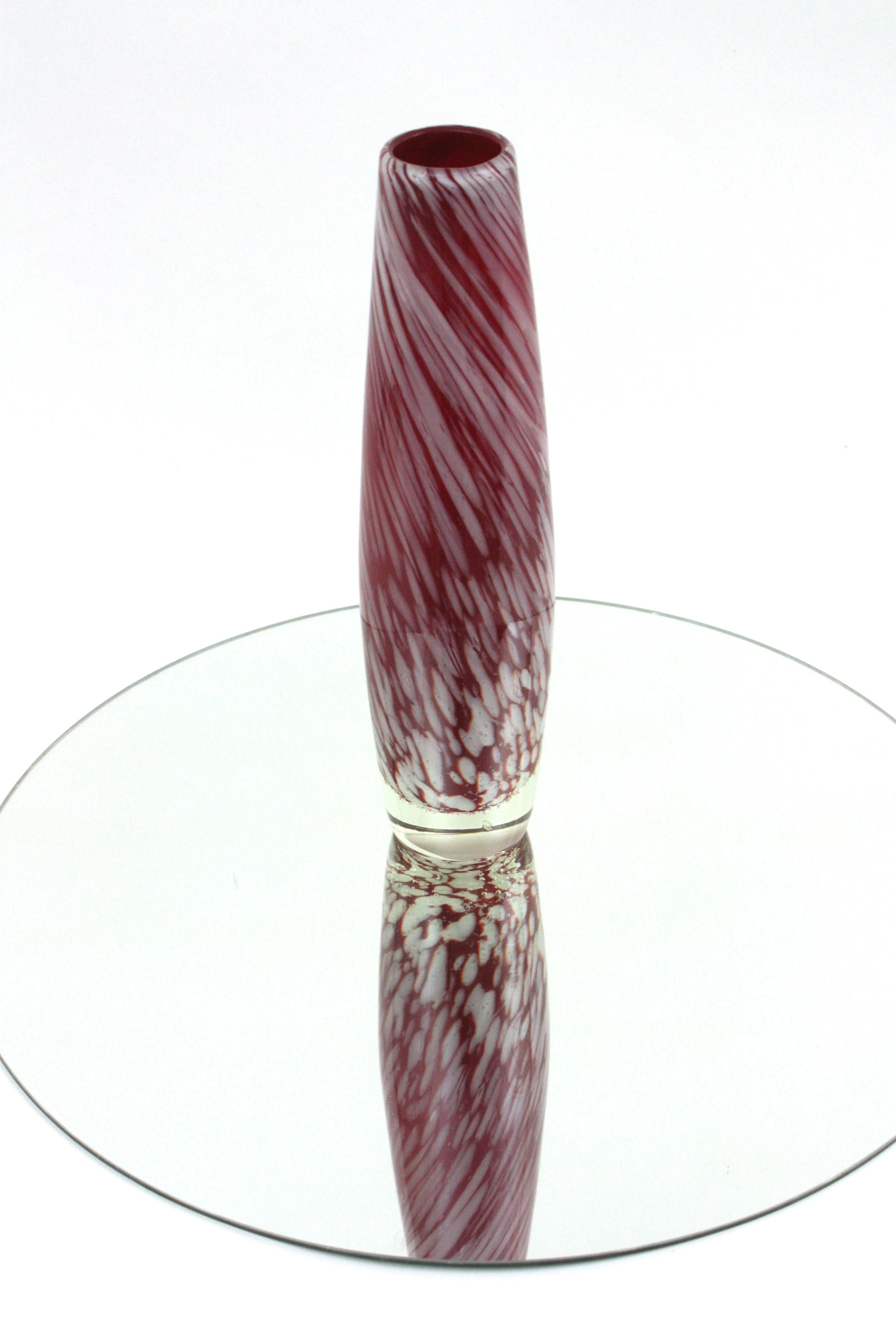 Fatto a mano Vaso alto in vetro soffiato rosso bianco maculato di Murano in vendita