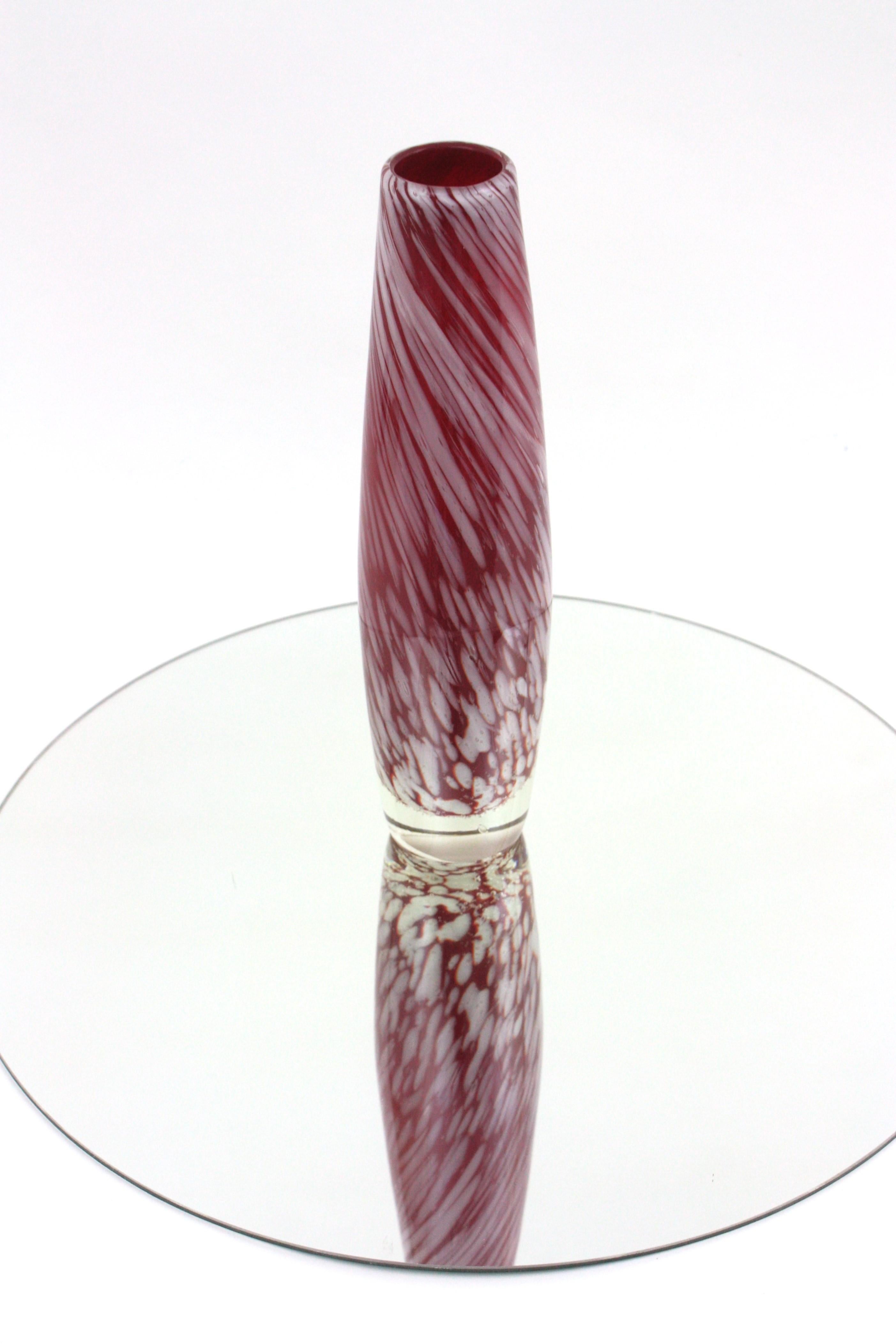 XX secolo Vaso alto in vetro soffiato rosso bianco maculato di Murano in vendita