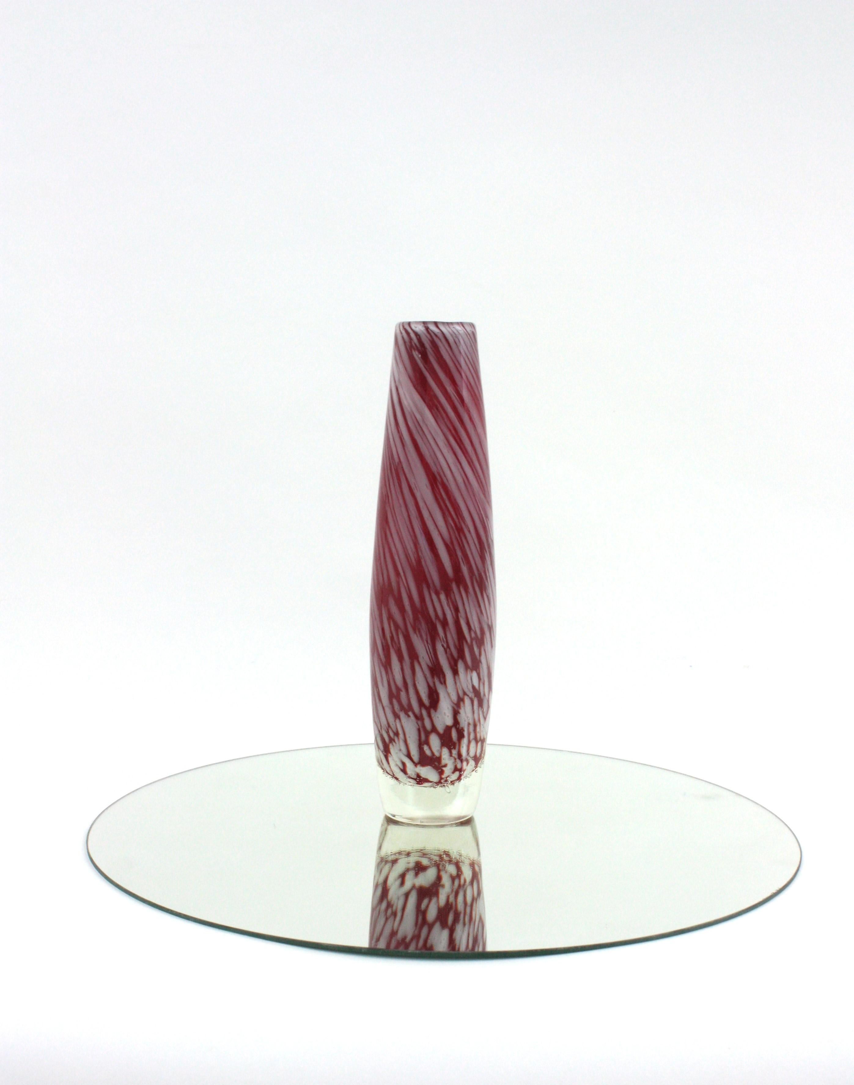 Vetro artistico Vaso alto in vetro soffiato rosso bianco maculato di Murano in vendita