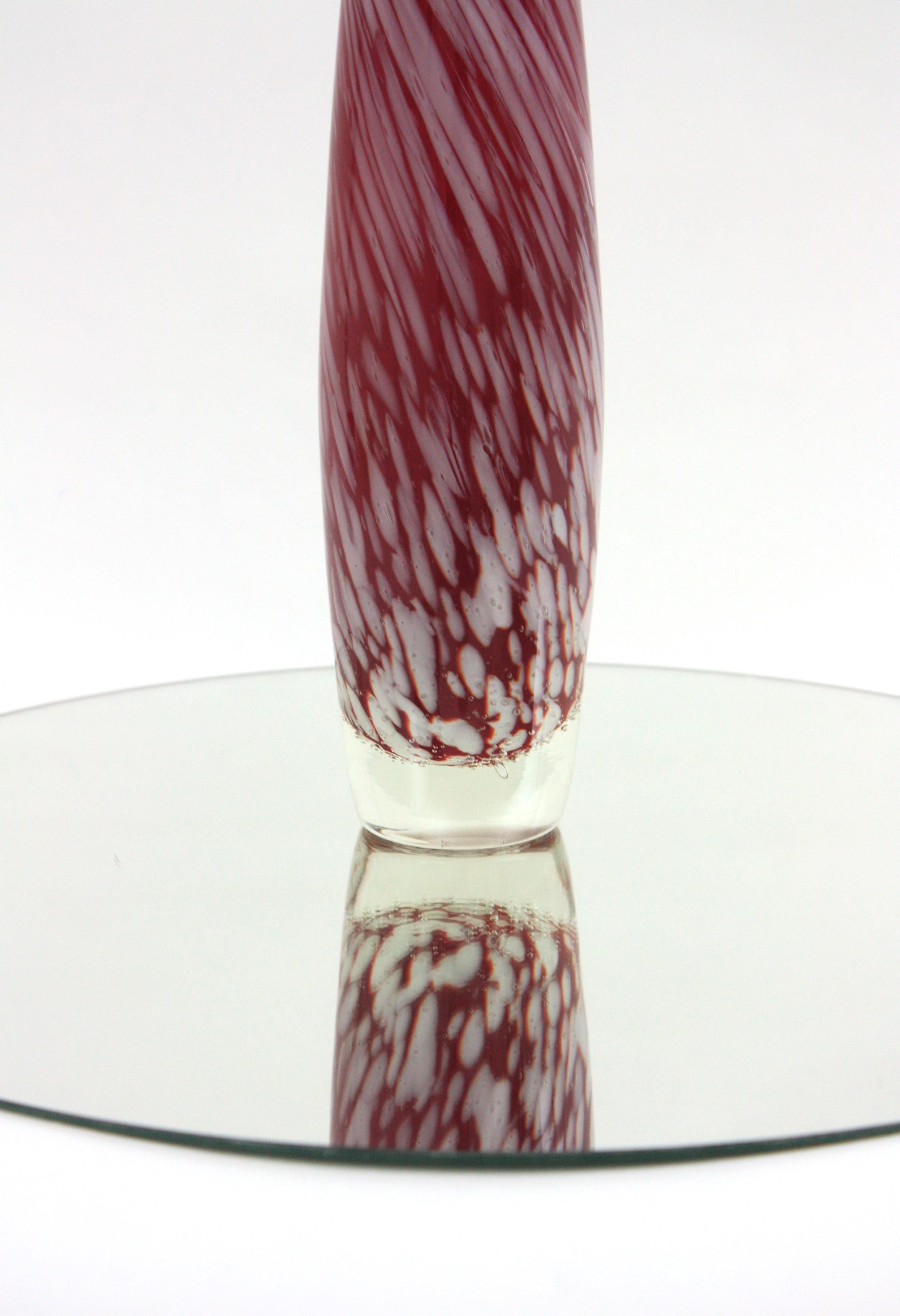 Vaso alto in vetro soffiato rosso bianco maculato di Murano in vendita 1