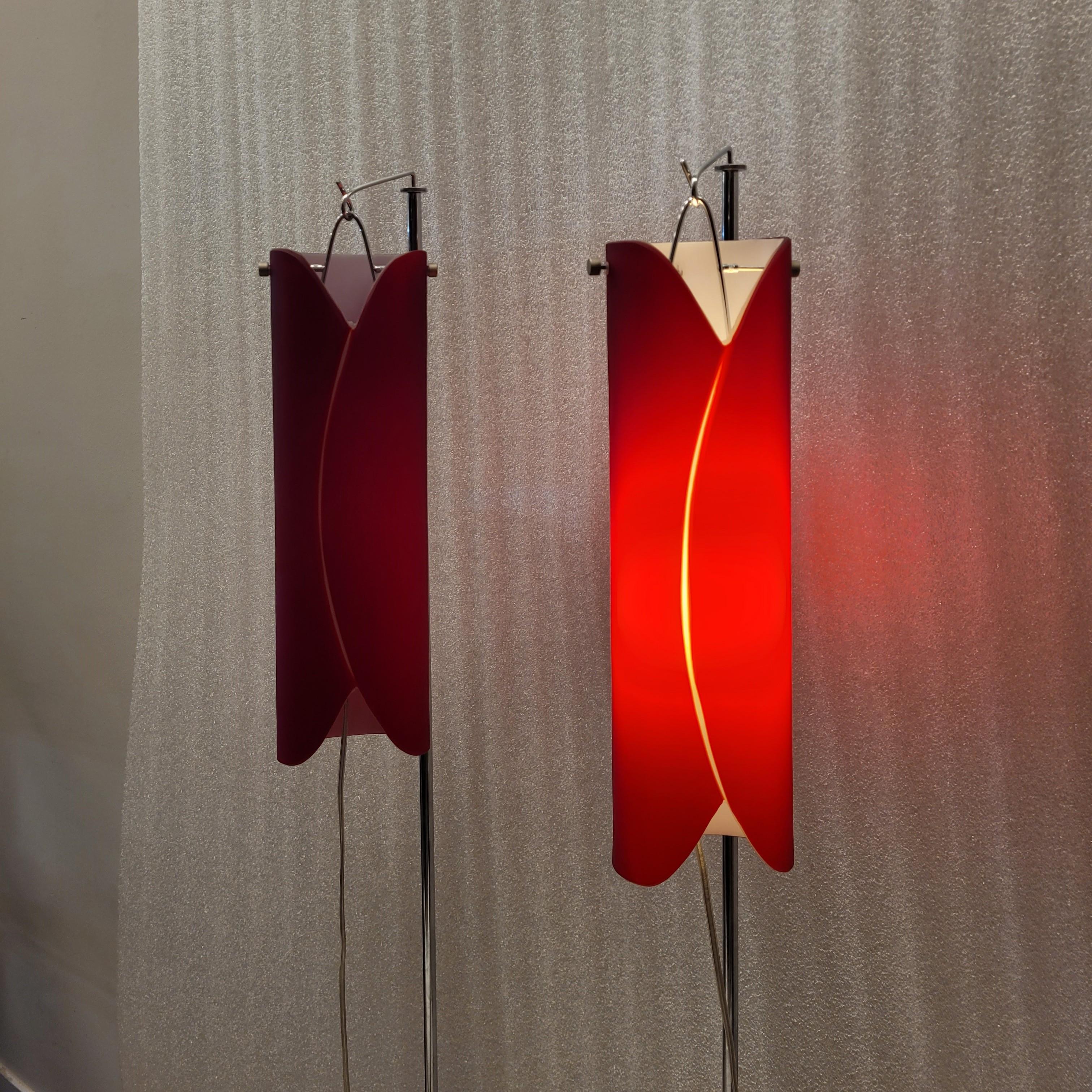 Red steel lamps made of Murano glass and Roche Bobois steel.
Beautiful floor lamps, glass from Murano Italy, bent glass, red on the outside and white on the inside, in the shape of a flower bud hanging from a support installed on a polished steel