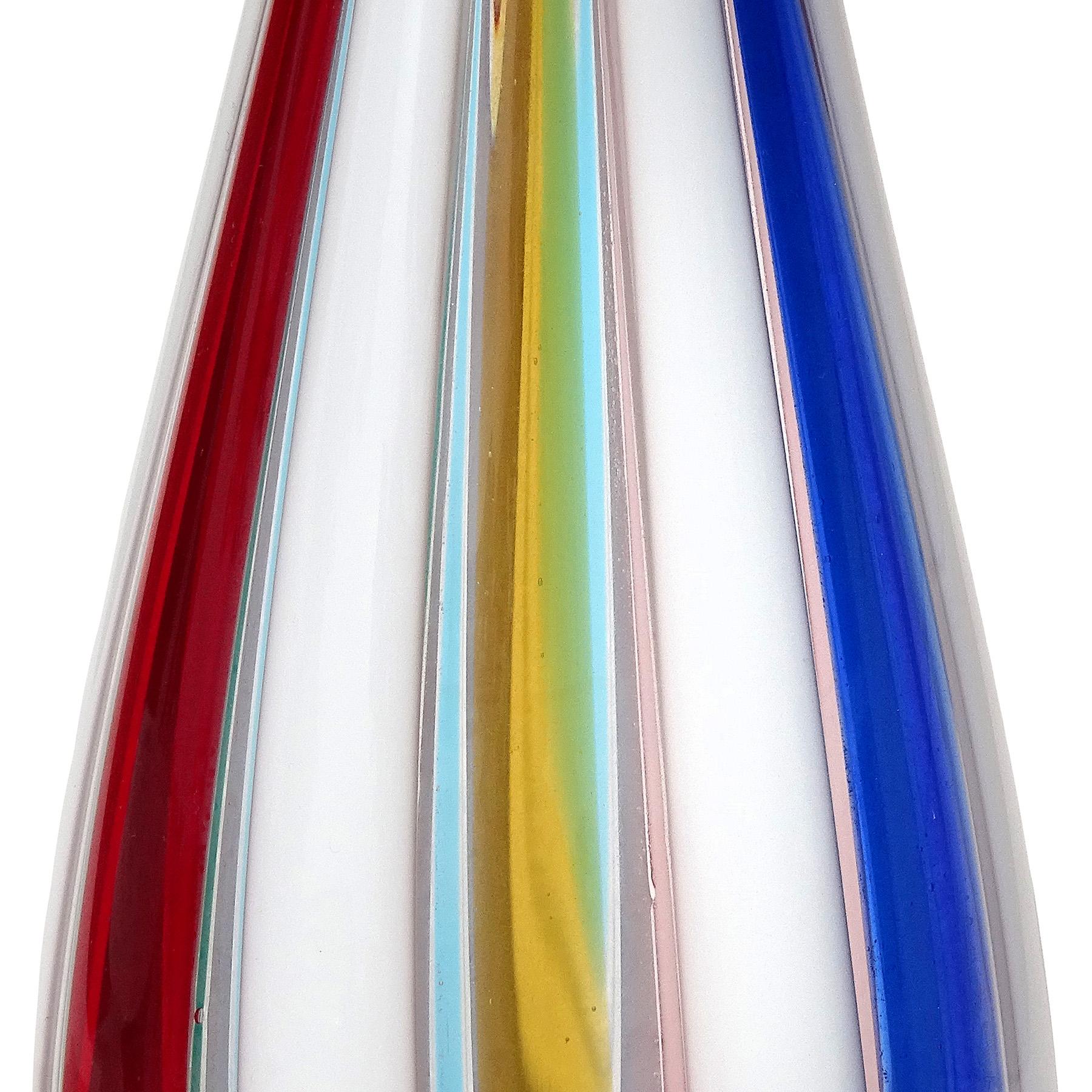 Murano-Blumenvase mit rot-weißen Streifen aus italienischem Kunstglas, dünnes Solitär-Exemplar (Handgefertigt) im Angebot