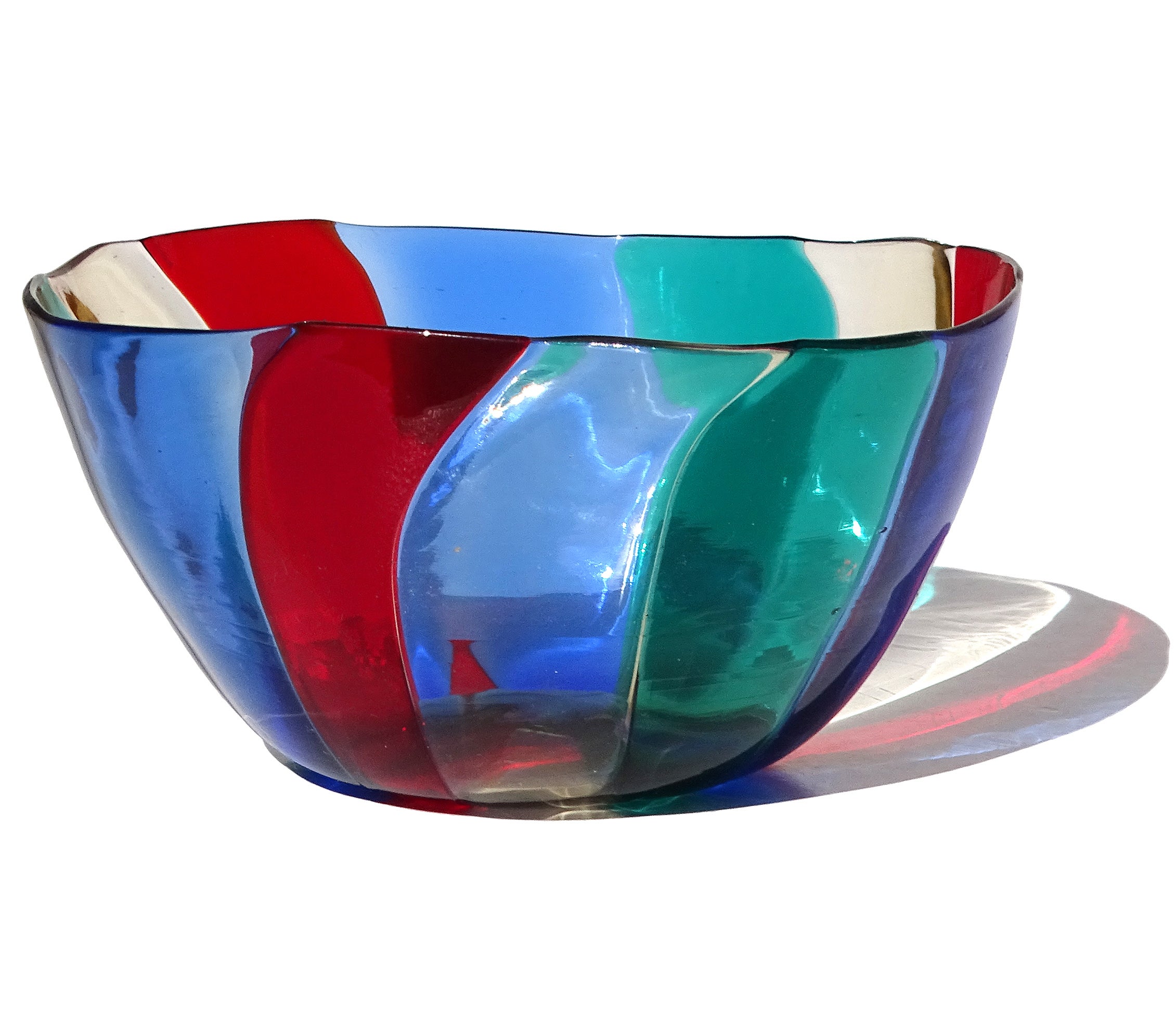 Magnifique vide-poche / plat en verre soufflé à la main à Murano, jaune paille, rouge, bleu et vert. La pièce est faite d'un verre très fin. Elle est créée à la manière des pièces 