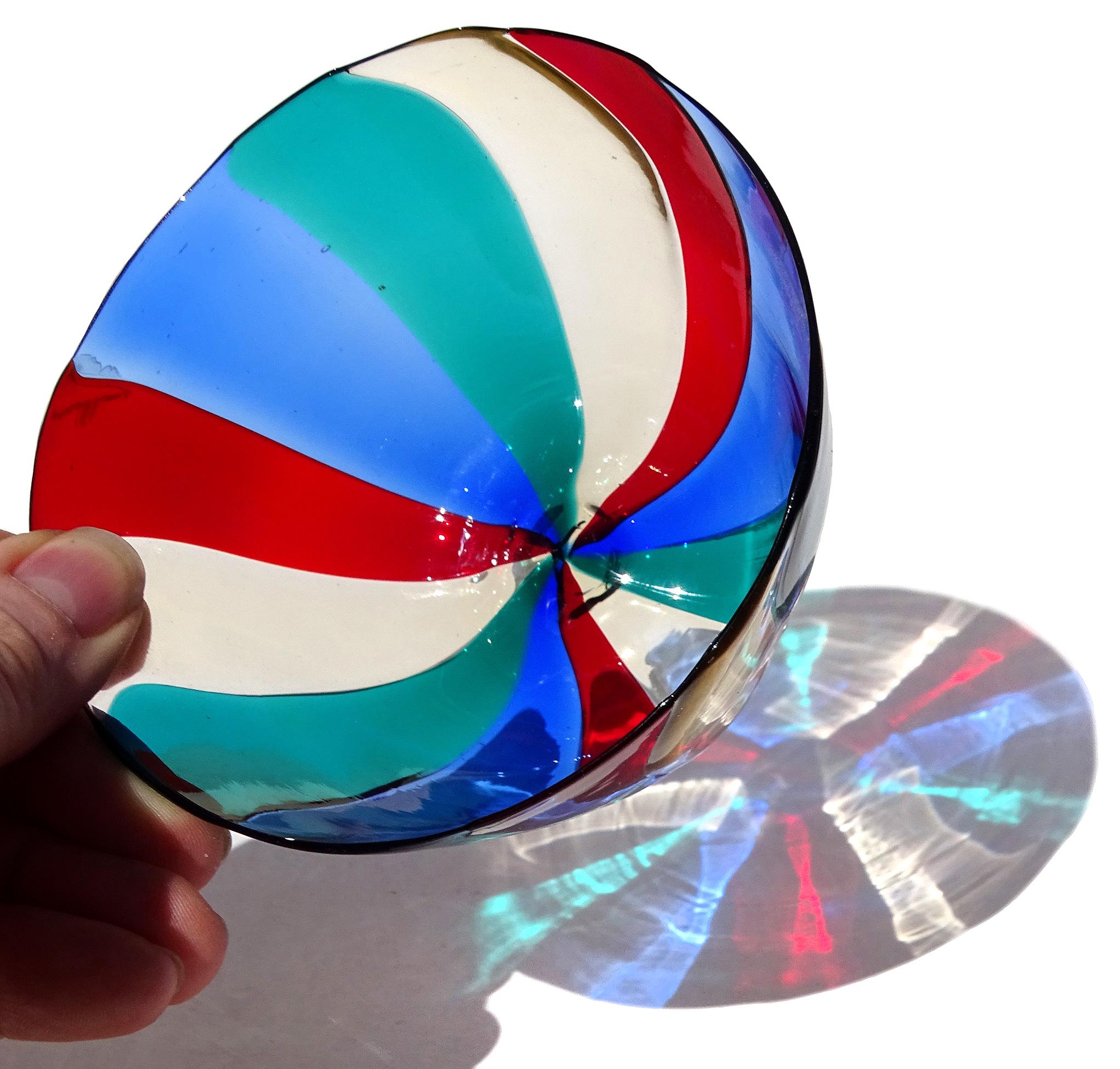 Murano Rouge Jaune Bleu Vert Bandes arc-en-ciel Verre d'Art Italien Vide Poche Plat Bon état - En vente à Kissimmee, FL