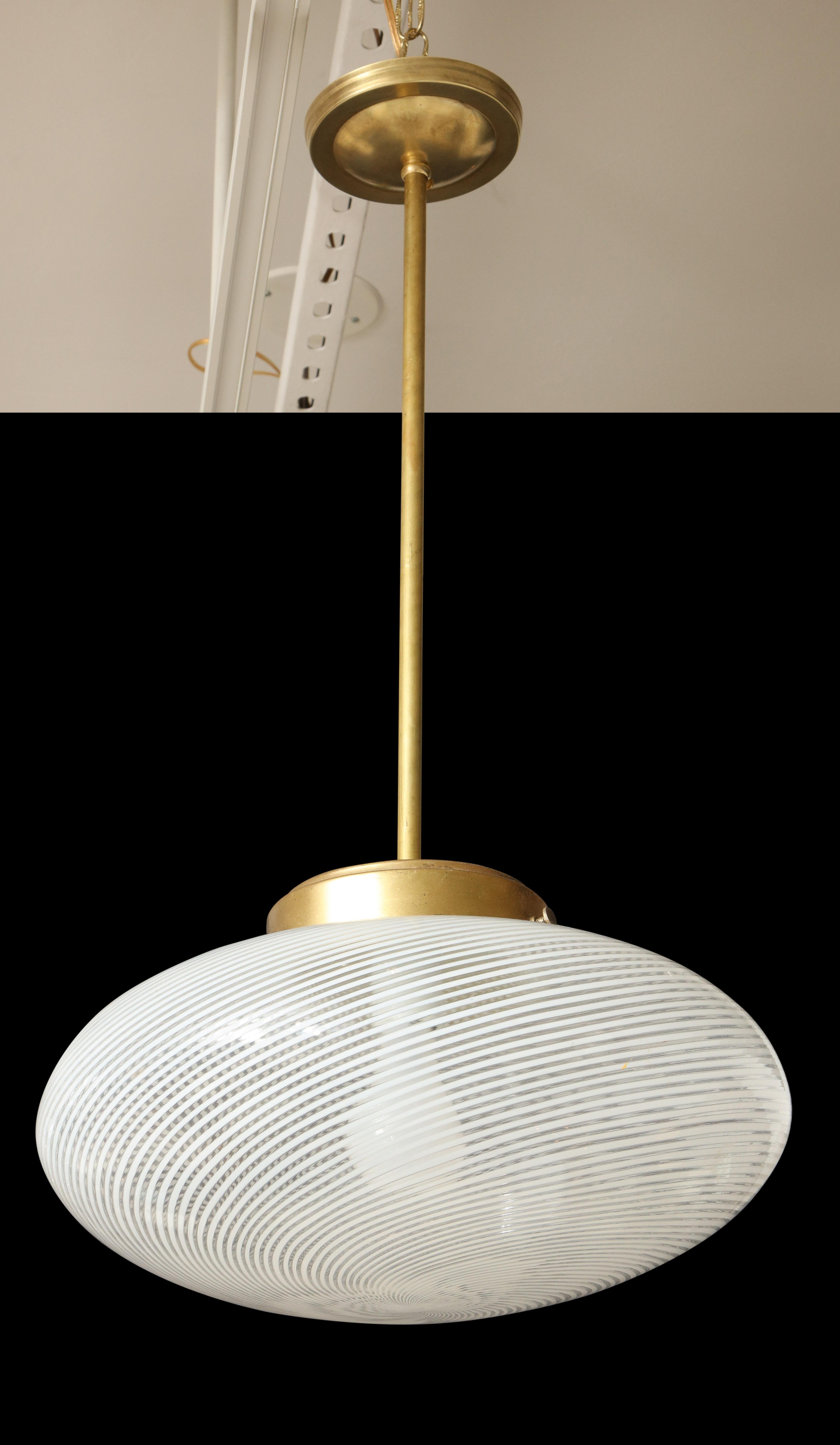 Lámpara de cristal de Murano decorada en vidrio reticello, fabricada por Venini Glass y Att. para ser diseñada por Carlo Scarpa. Un elegante diseño esférico con vástago y accesorios de latón. Recién recableado según las normas de EE.UU.
Murano,