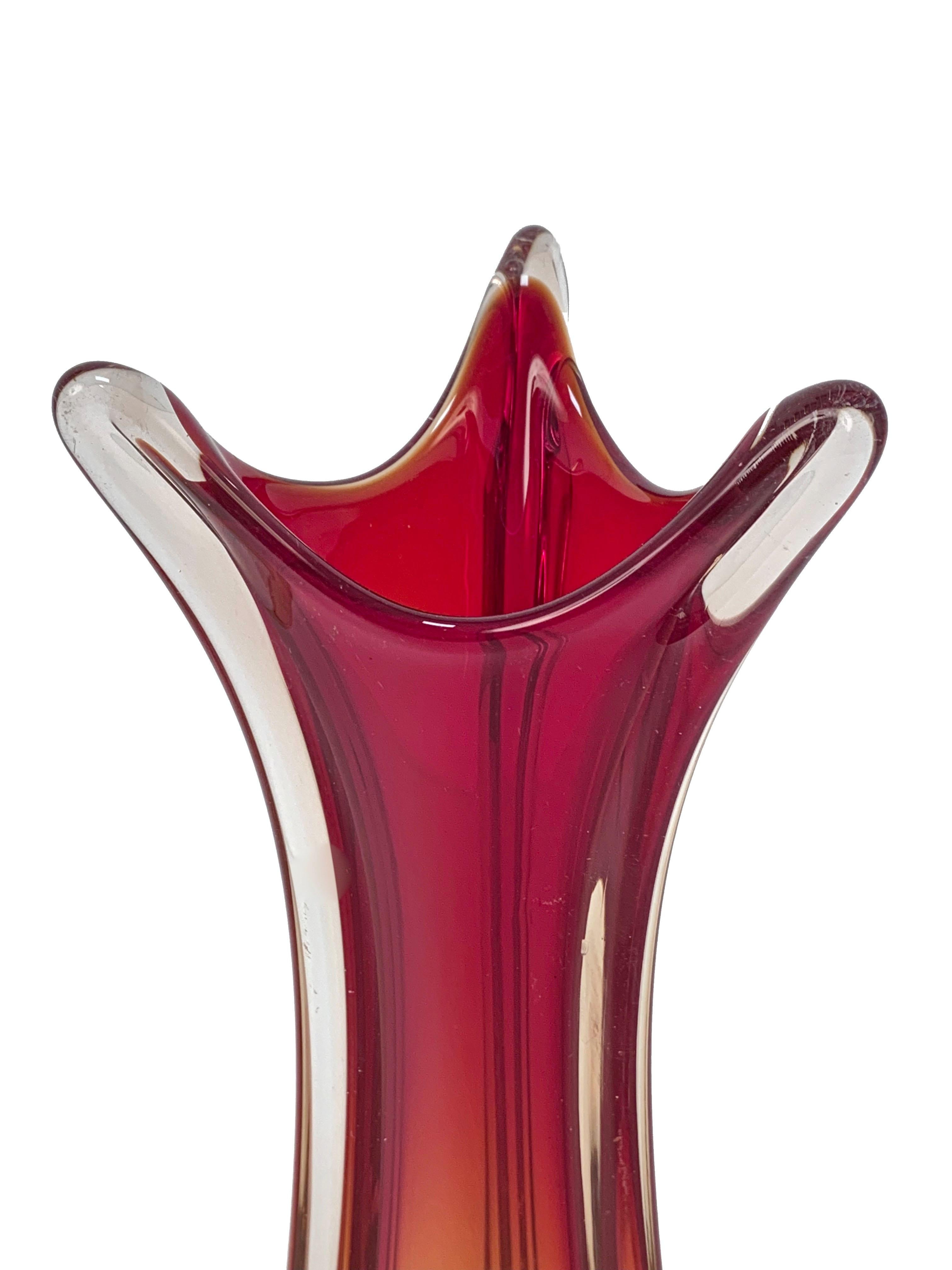 Große versenkte Vase aus Muranoglas. Farbverlauf von Rot nach Orange. Die Hälfte des Jahrhunderts wird Flavio Poli zugeschrieben.