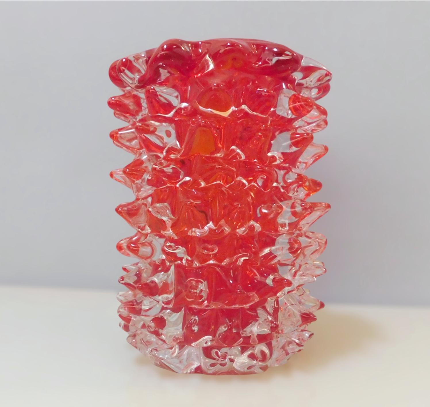 Vaso italiano in vetro rosso di Murano soffiato a mano per creare un effetto strutturato a becco d'oca con la tecnica del Rostrato / Prodotto in Italia da Giuliano Busato, circa anni '90
Marchio originale del produttore sul lato inferiore
Misure: