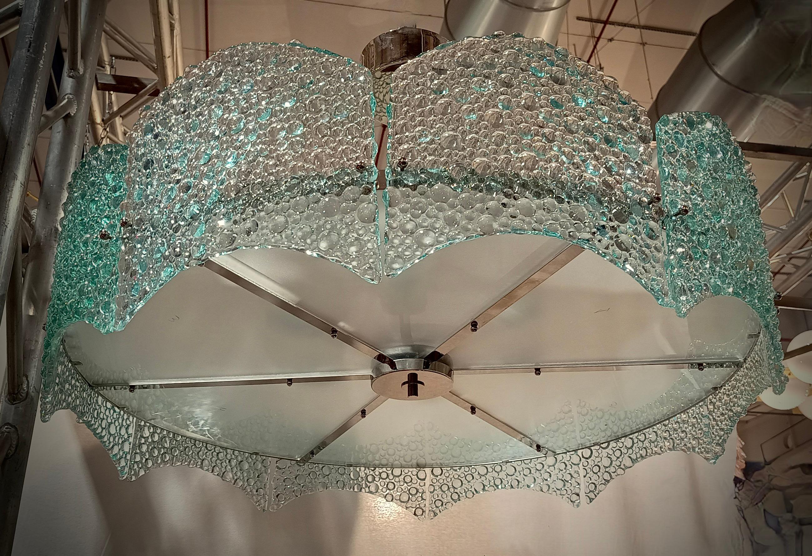 Très élégant lustre Murano en verre artistique avec finition chromée ; notez le travail de la belle plaque vert d'eau. Raffinement et style à l'image de Murano, des pièces uniques qui restent toujours précieuses. Lorsqu'il est allumé, le lustre est