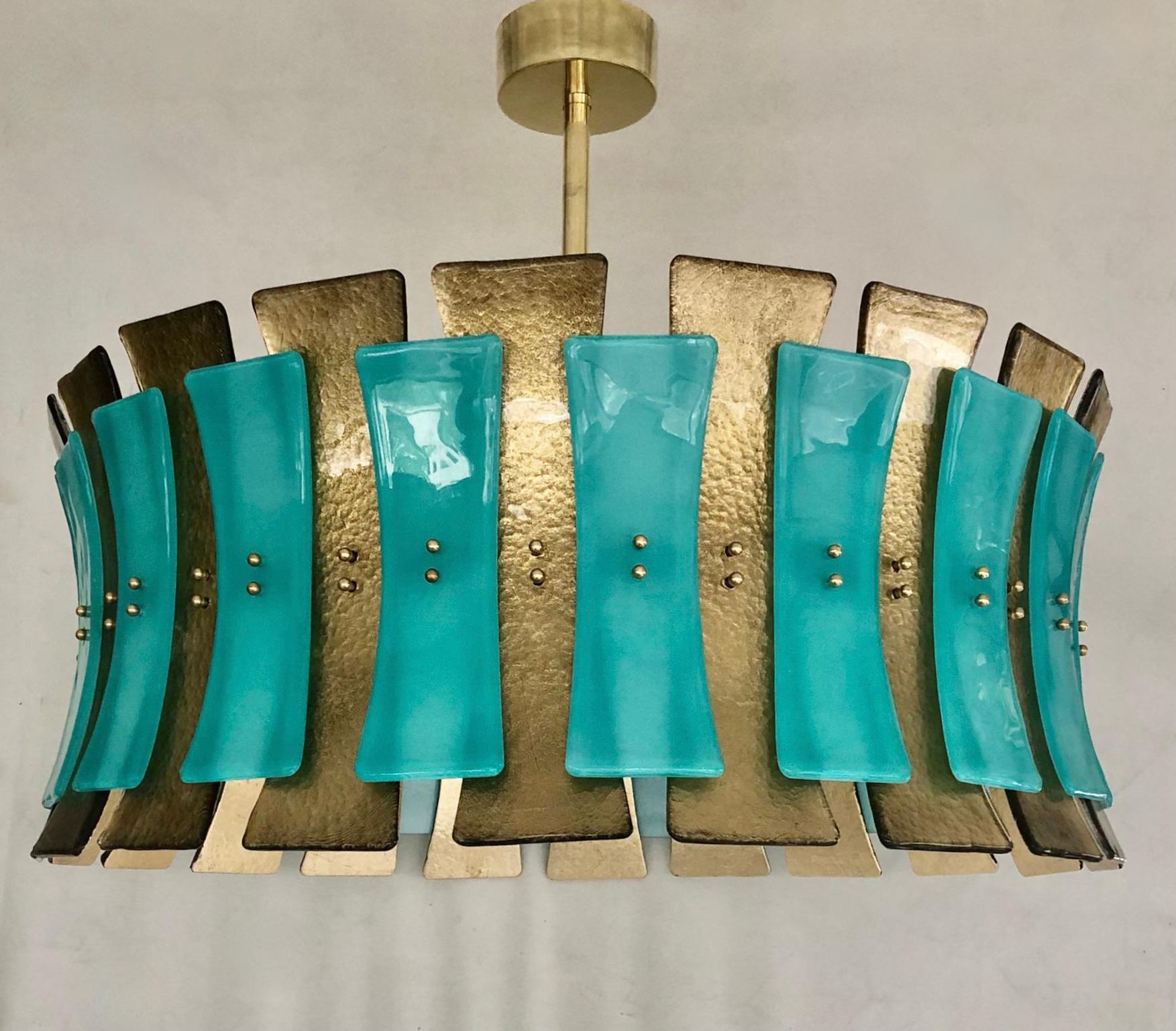 Pure elegance, for this chandelier from the midcentury of Murano. Strong color and beautiful design. Simple but with an exciting color.

Its structure is round and made of iron colored in gold, with specially cut and colored slides positioned all