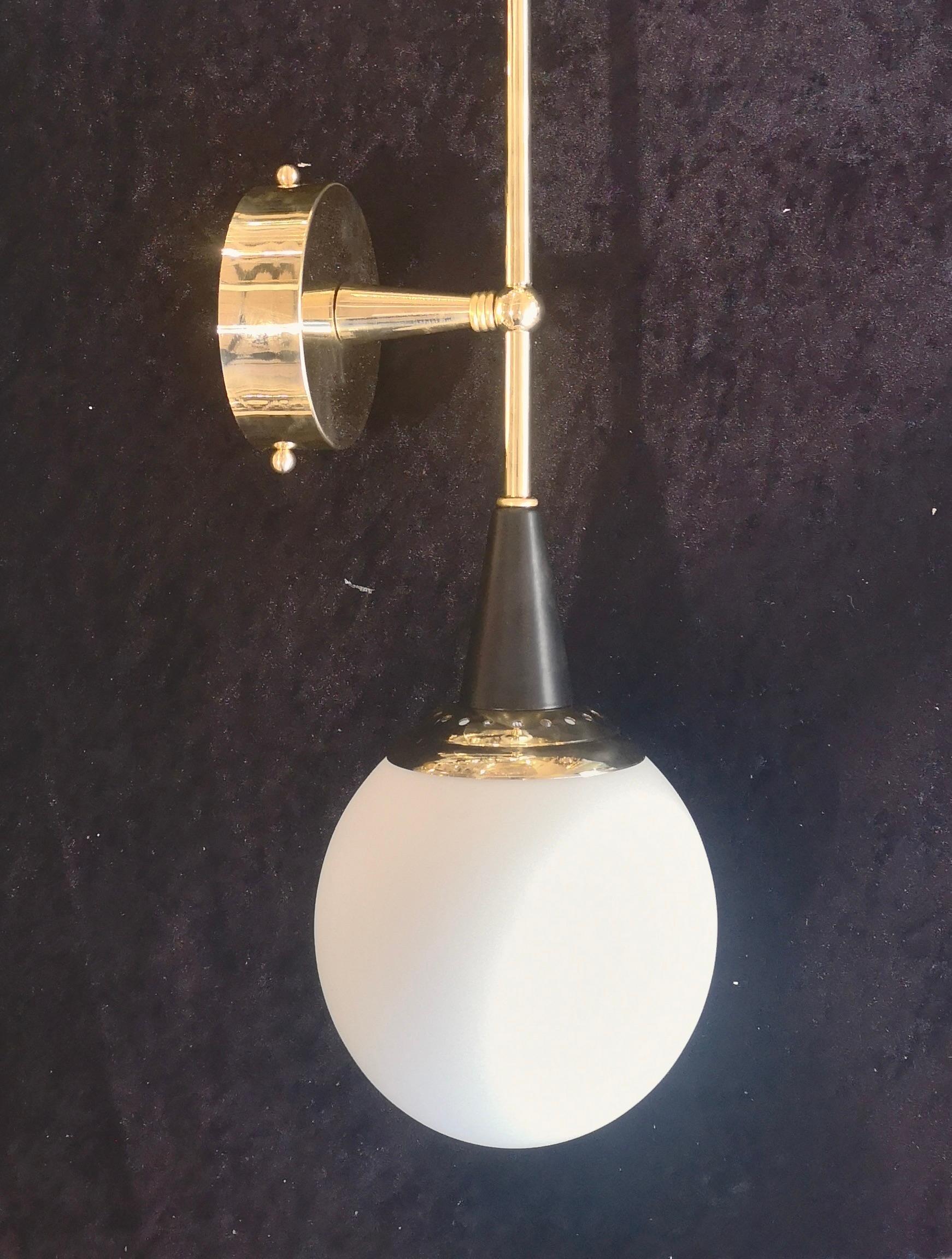 Murano Round Art Glass and Brass Black and White Midcentury Wall Light, 2000 In Good Condition For Sale In Rome, IT