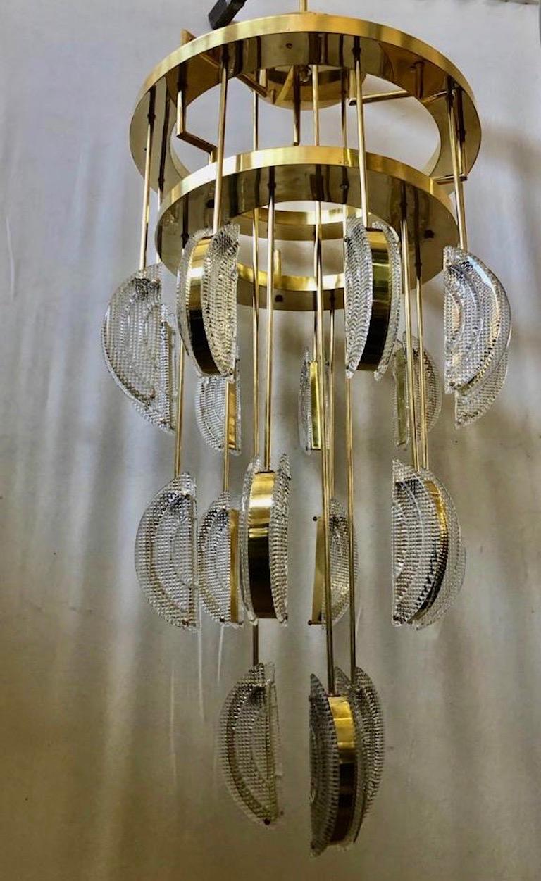 Elegant Murano artistic glass chandelier with sinuous shapes, very essential and linear in shape but truly beautiful. Elegance also due to the beautiful workmanship of the glass lenses. Refinement and class as in the Murano style, unique pieces that