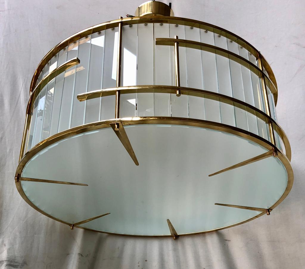Very elegant Murano chandelier in art glass and brass. The Murano furnaces create an indisputable timeless design, simple but elegant at the same time.

Its structure is round and made of brass, with sandblasted slides positioned all around the