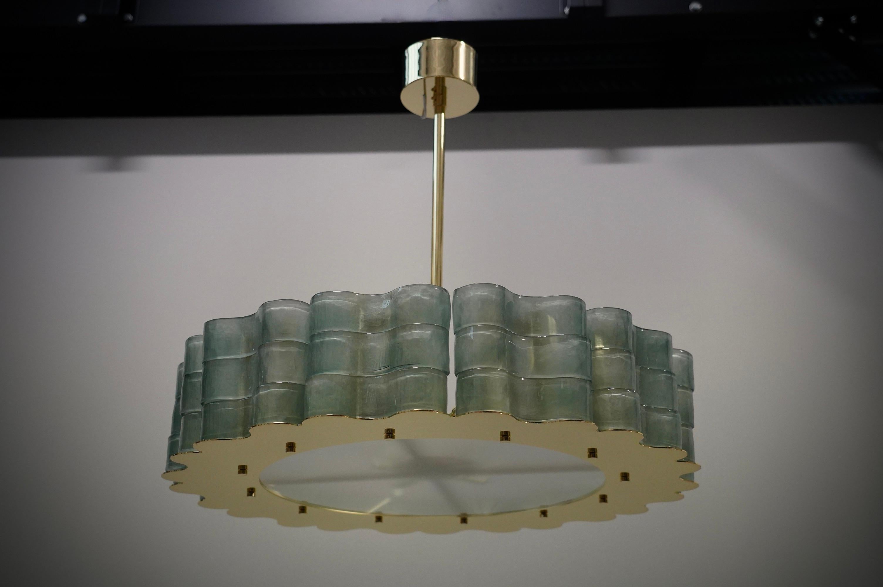 Murano Round Art Glass and Brass Midcentury Chandelier, 2000 In Good Condition For Sale In Rome, IT