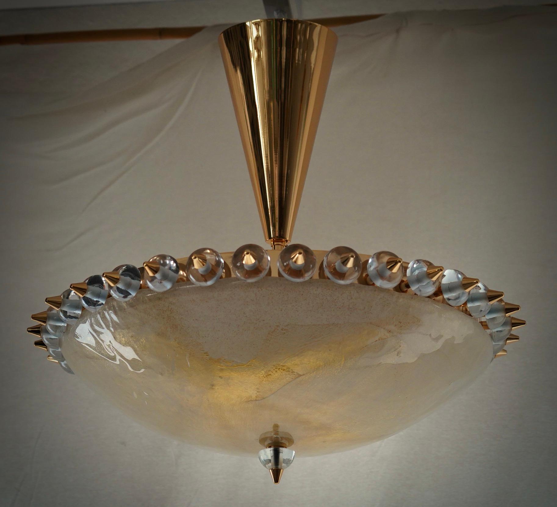 Lampadario fuori dal comune della vetreria di Murano, elegante colore dorato, design molto originale. I forni di Murano creano un indiscutibile design senza tempo, semplice ma elegante allo stesso tempo.

Il lampadario è composto da una struttura