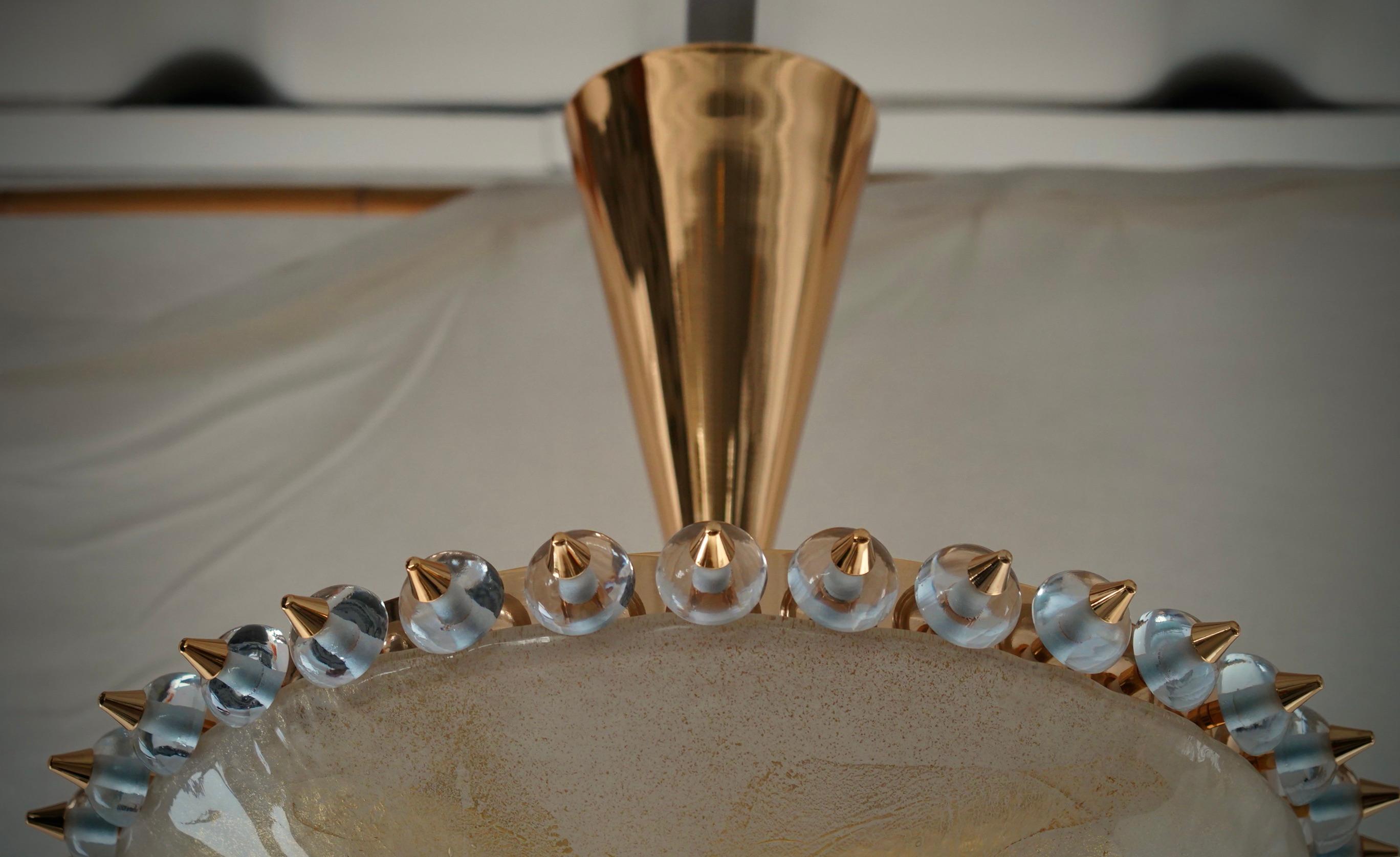 Italiano Lampadari e pendenti rotondi di Murano in vetro artistico e ottone del Medioevo, 2000 in vendita