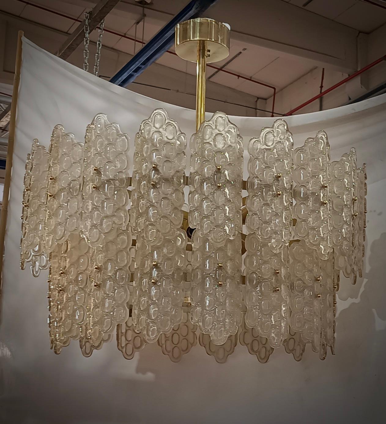 Fantastico lampadario rotondo in vetro di Murano e ottone lucido. Nota la forma delle conchiglie in vetro di Murano color oro chiaro, molto belle e particolari. Lampadario lineare di Murano semplice ma molto elegante.

Lampadario di Murano in vetro