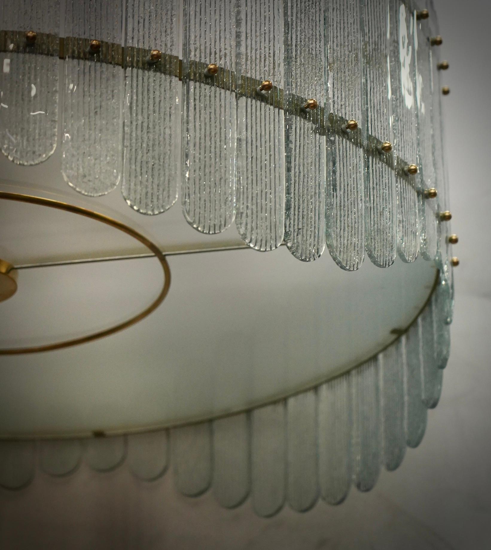 Mid-Century moderno Lampadari e pendenti rotondi di Murano in vetro artistico e ottone del Medioevo, 2020 in vendita