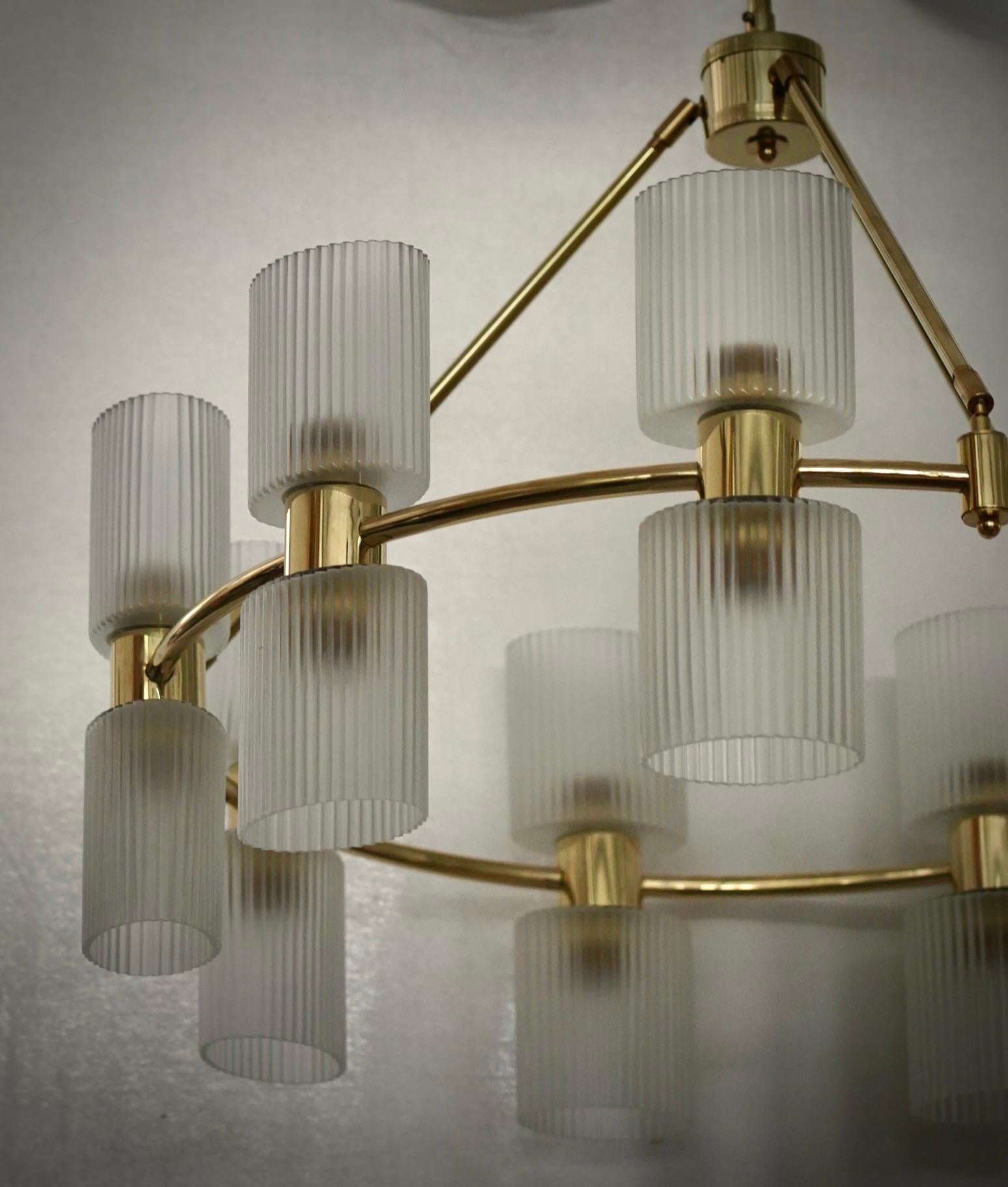 Mid-Century moderno Lampadari e pendenti rotondi di Murano in vetro artistico e ottone del Medioevo, 2020 in vendita