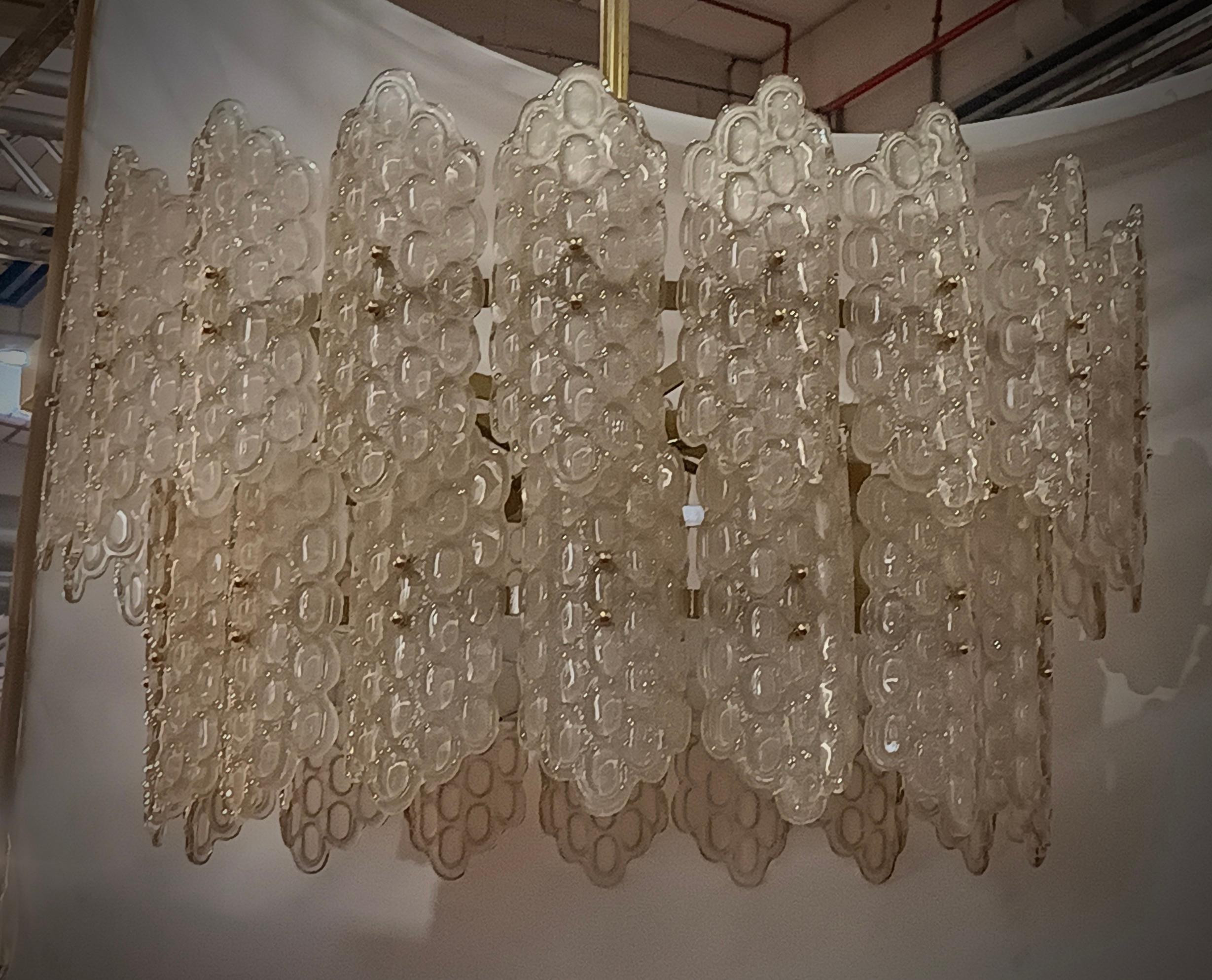Mid-Century moderno Lampadari e pendenti rotondi di Murano in vetro artistico e ottone del Medioevo, 2020 in vendita