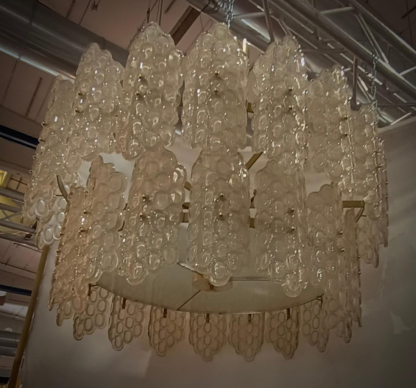 Italiano Lampadari e pendenti rotondi di Murano in vetro artistico e ottone del Medioevo, 2020 in vendita