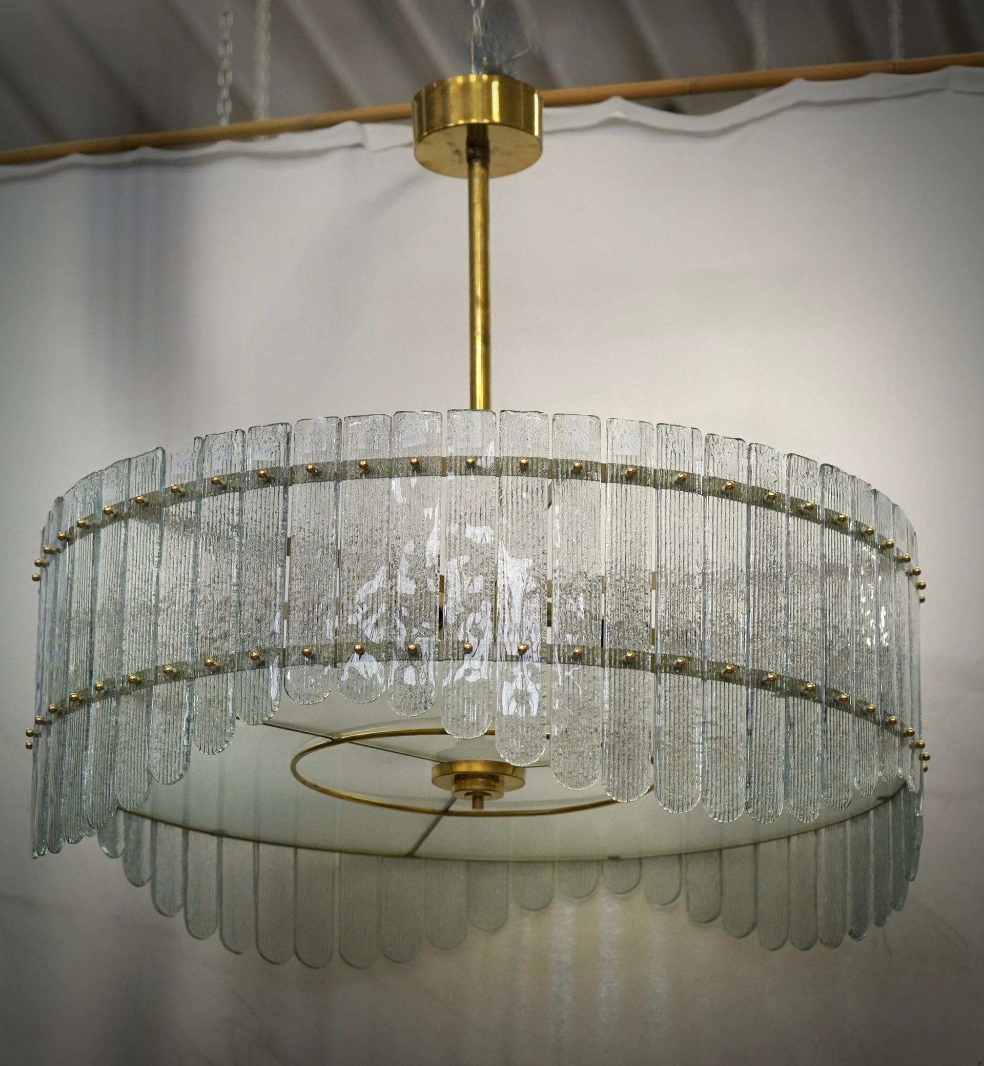 XXI secolo e contemporaneo Lampadari e pendenti rotondi di Murano in vetro artistico e ottone del Medioevo, 2020 in vendita