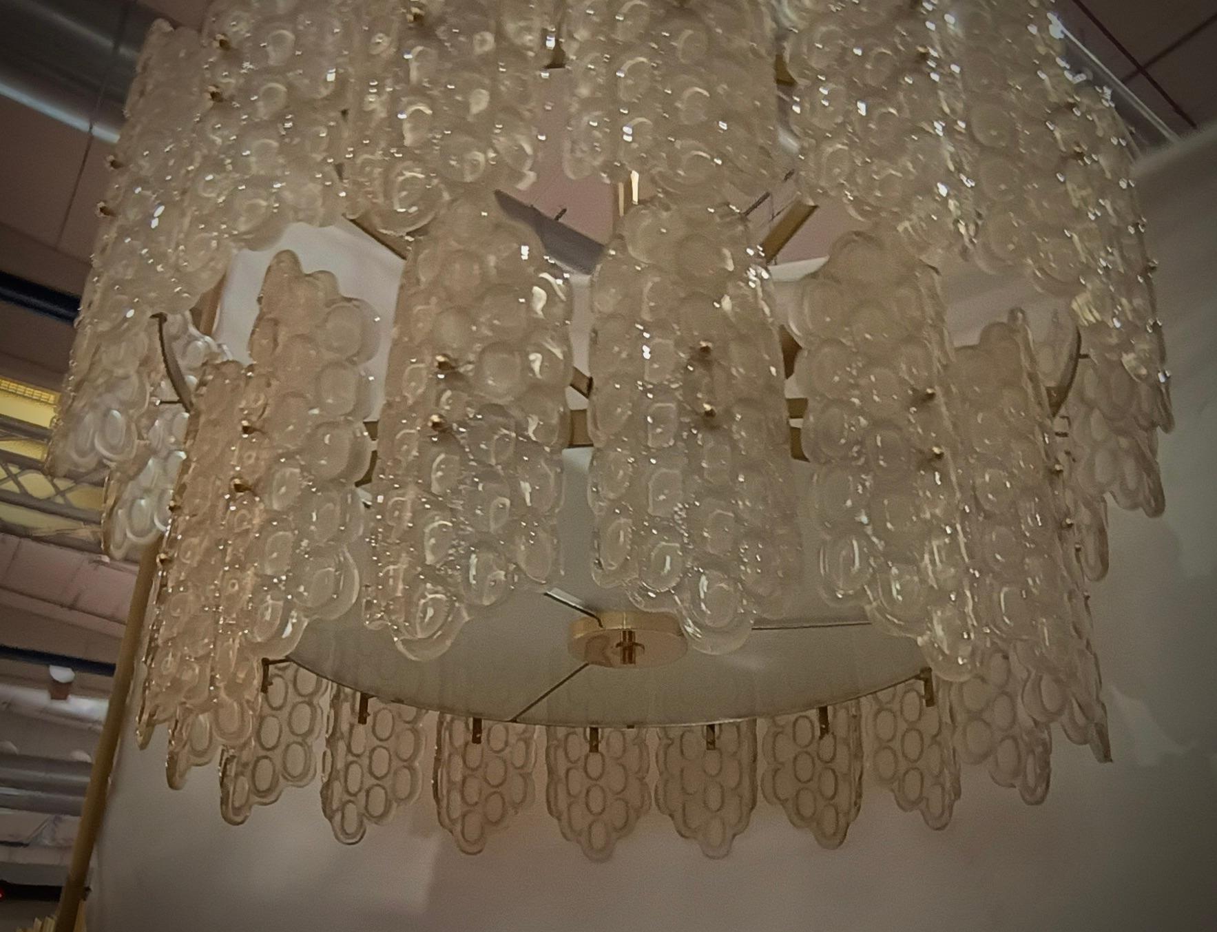 XXI secolo e contemporaneo Lampadari e pendenti rotondi di Murano in vetro artistico e ottone del Medioevo, 2020 in vendita