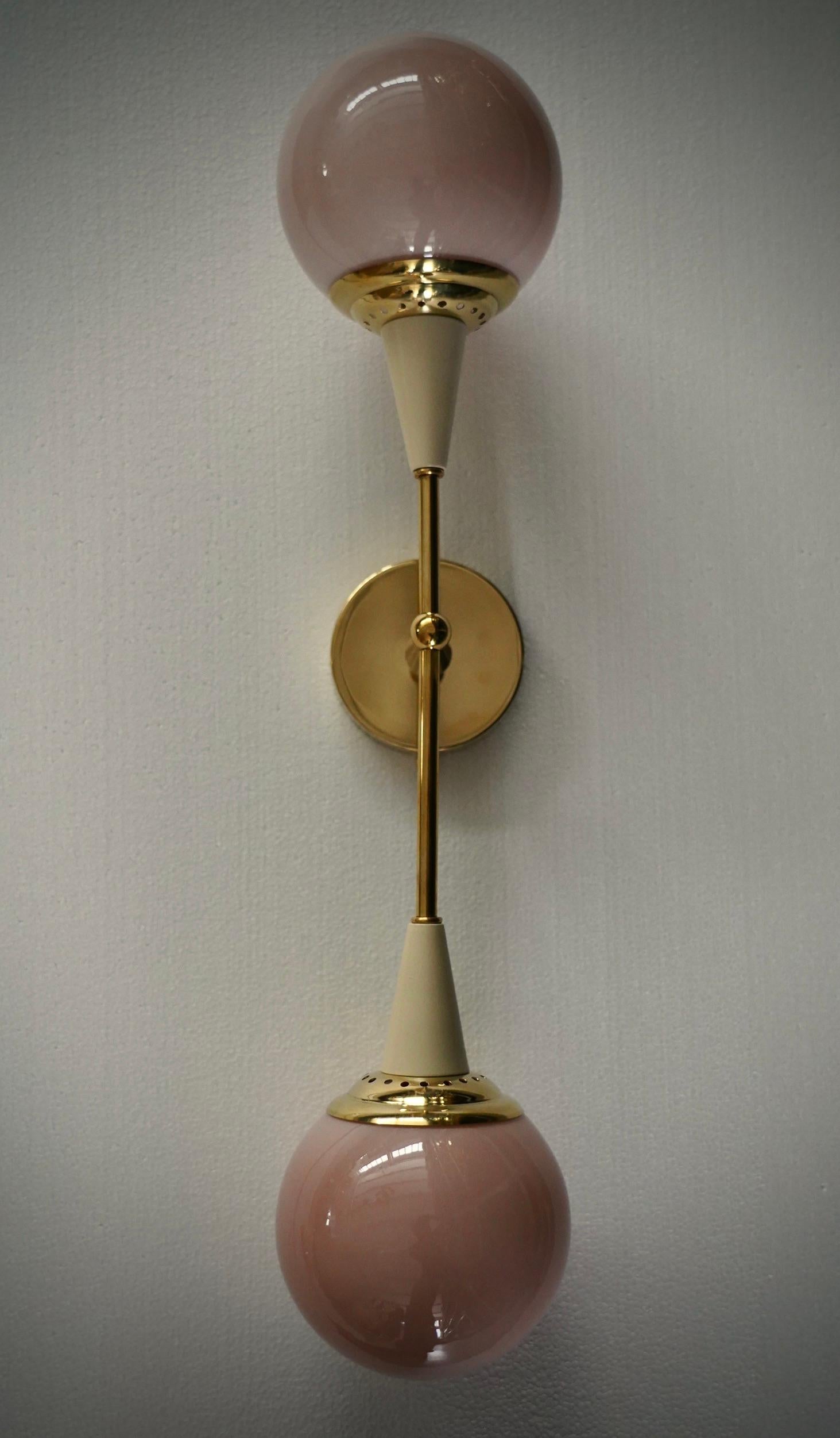 Diseño refinado y delicado para este aplique de cristal de Murano rosa. Los hornos de Murano crean un indiscutible diseño atemporal, sencillo pero elegante al mismo tiempo.

Los apliques están fabricados con una estructura de latón que permite el