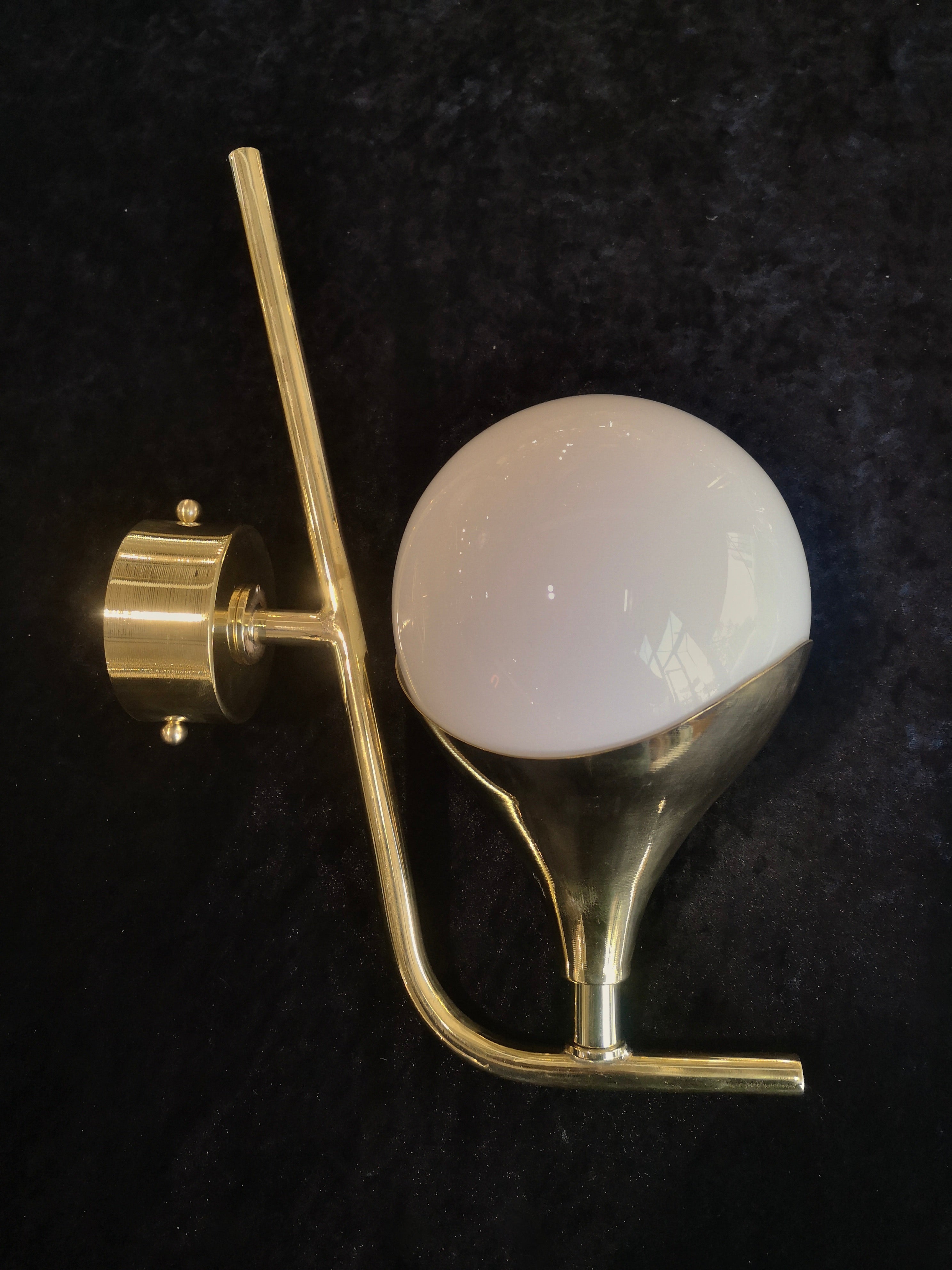 Design raffinato e delicato per questa applique in vetro di Murano bianco.

Le applique sono costituite da una struttura in ottone che permette l'alloggiamento di una bellissima sfera in vetro di Murano bianco. Il design è molto pulito e semplice,