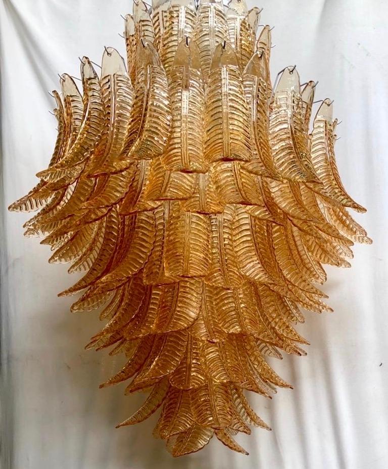 Riot of leaves with an elegant amber color, note the beautiful structure with concentric circles both downwards and upwards.

Iron structure with leaves all around in Murano glass, of an amber color. The leaf has a curved structure and an elongated