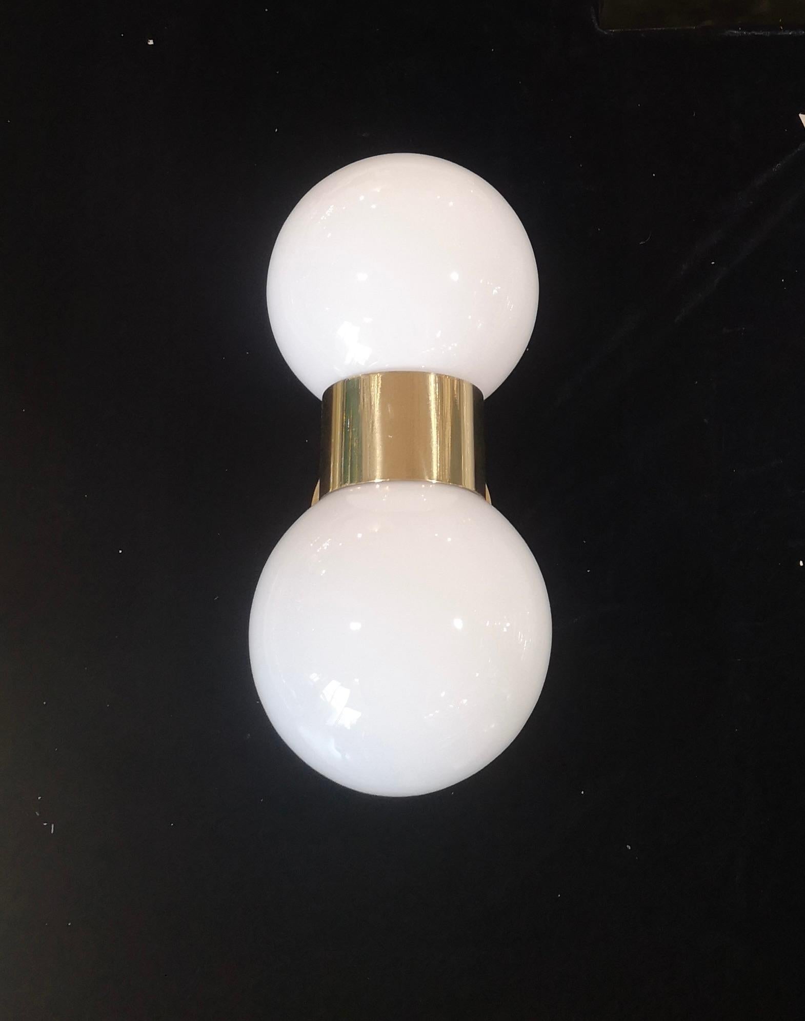 Murano Round Art White Glass and Brass MidCentury Wall Light, 2000 In Good Condition For Sale In Rome, IT