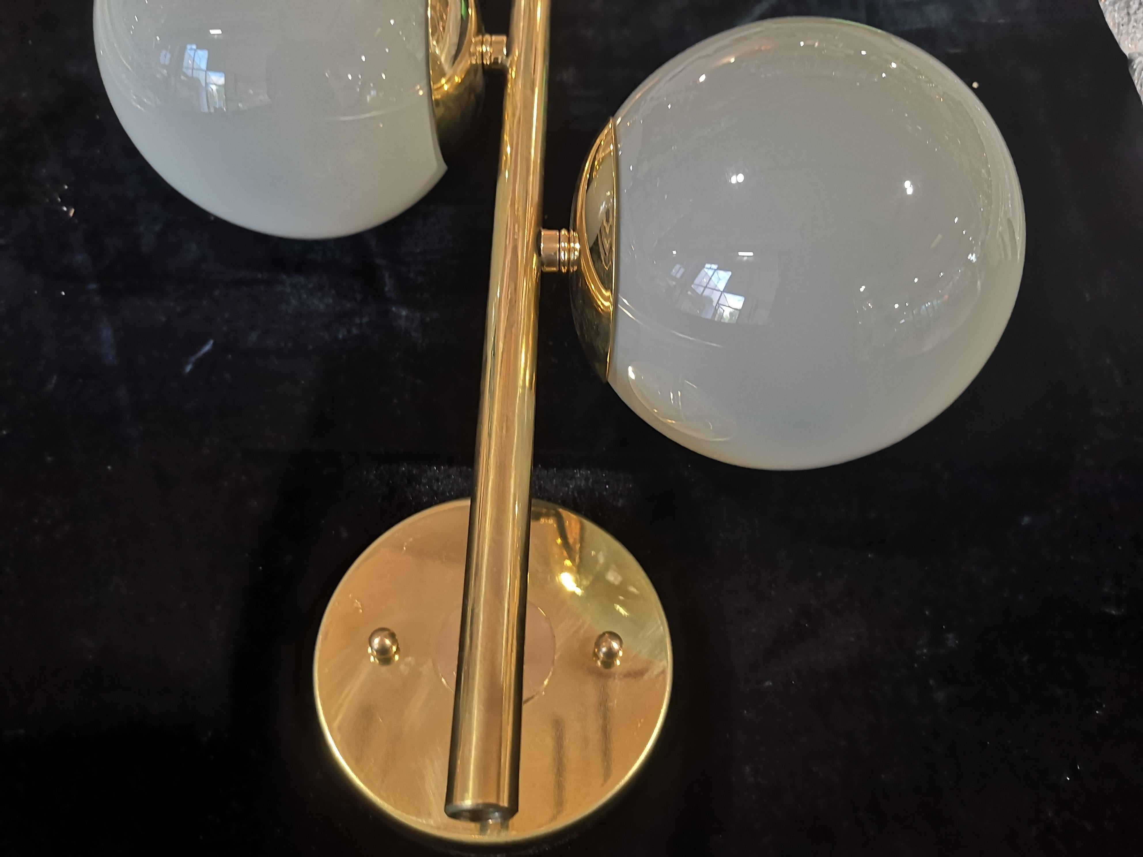 Murano Round Art White Glass and Brass MidCentury Wall Light, 2000 In Good Condition For Sale In Rome, IT