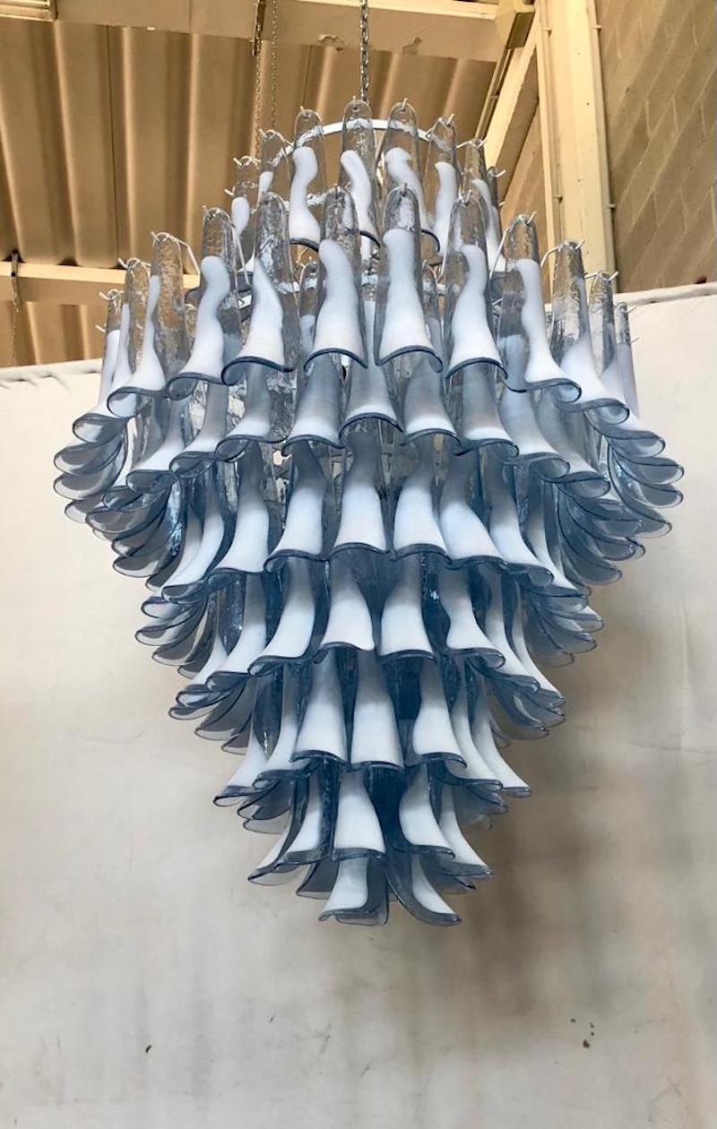 Extraordinary blue sky / white color for this Murano chandelier, a blue sky color with a unique transparency. Its blue sky and white color is really guessed for a different and original chandelier from others. A beautiful stain of color above your