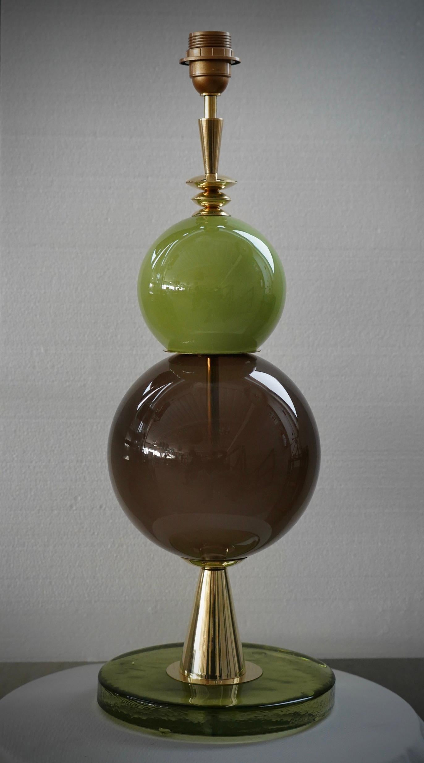 Une sculpture unique et originale de lampe de table en verre de Murano. Sa forme captivante est due aux éléments uniques en verre de Murano.

La lampe est composée d'une base ronde en verre vert transparent et d'une tige dans laquelle sont insérées