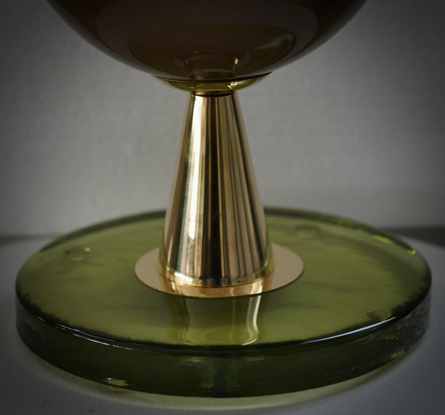 Mid-Century Modern Lampe de table ronde du milieu du siècle en verre d'art brun et vert et en laiton, Murano, 2020 en vente