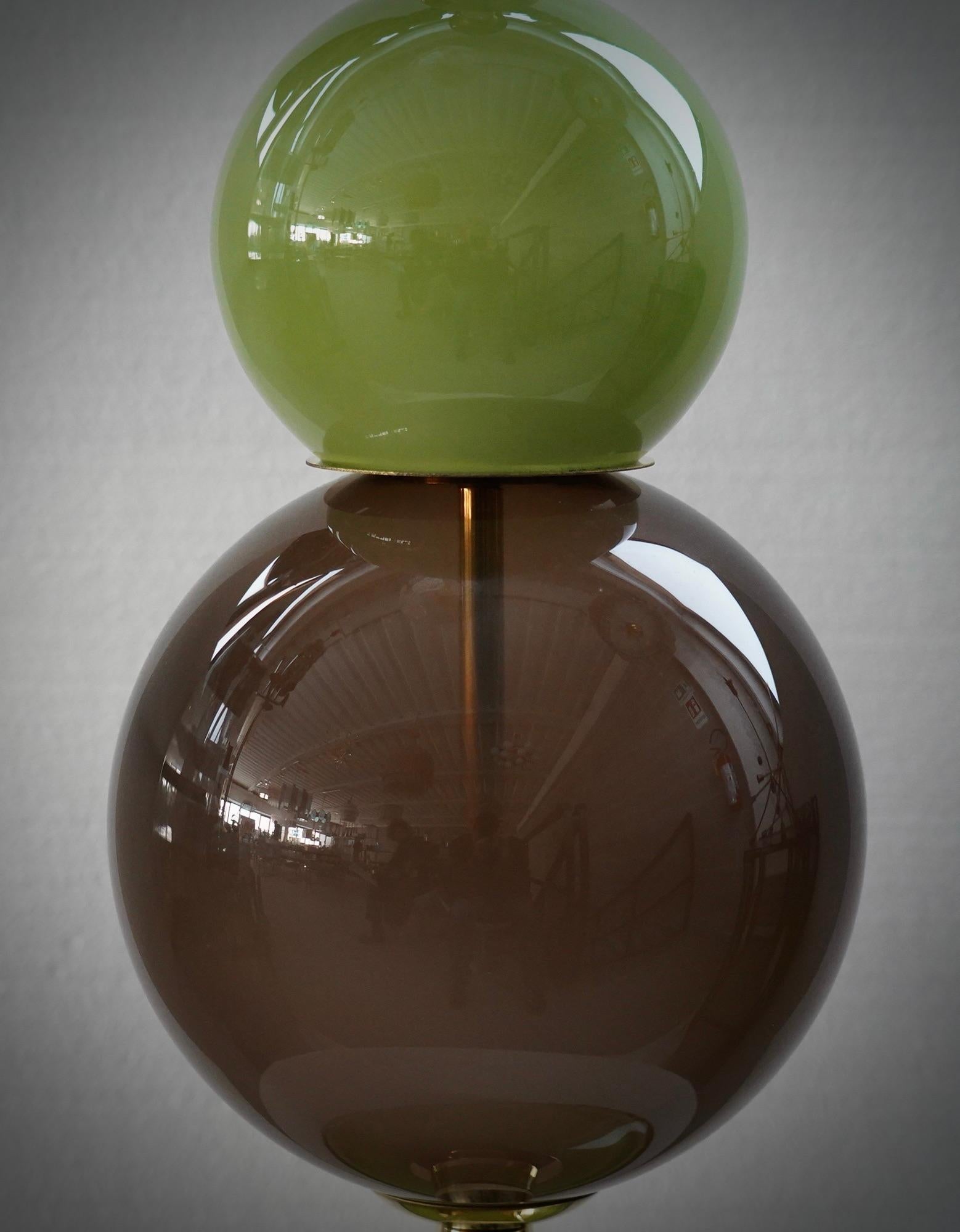 italien Lampe de table ronde du milieu du siècle en verre d'art brun et vert et en laiton, Murano, 2020 en vente