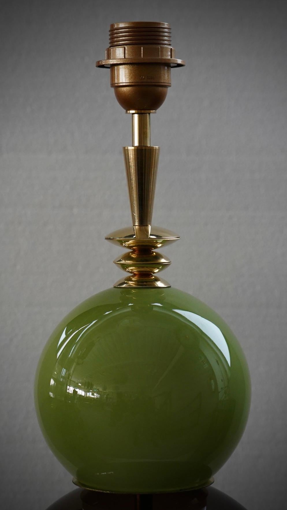 Lampe de table ronde du milieu du siècle en verre d'art brun et vert et en laiton, Murano, 2020 Bon état - En vente à Rome, IT