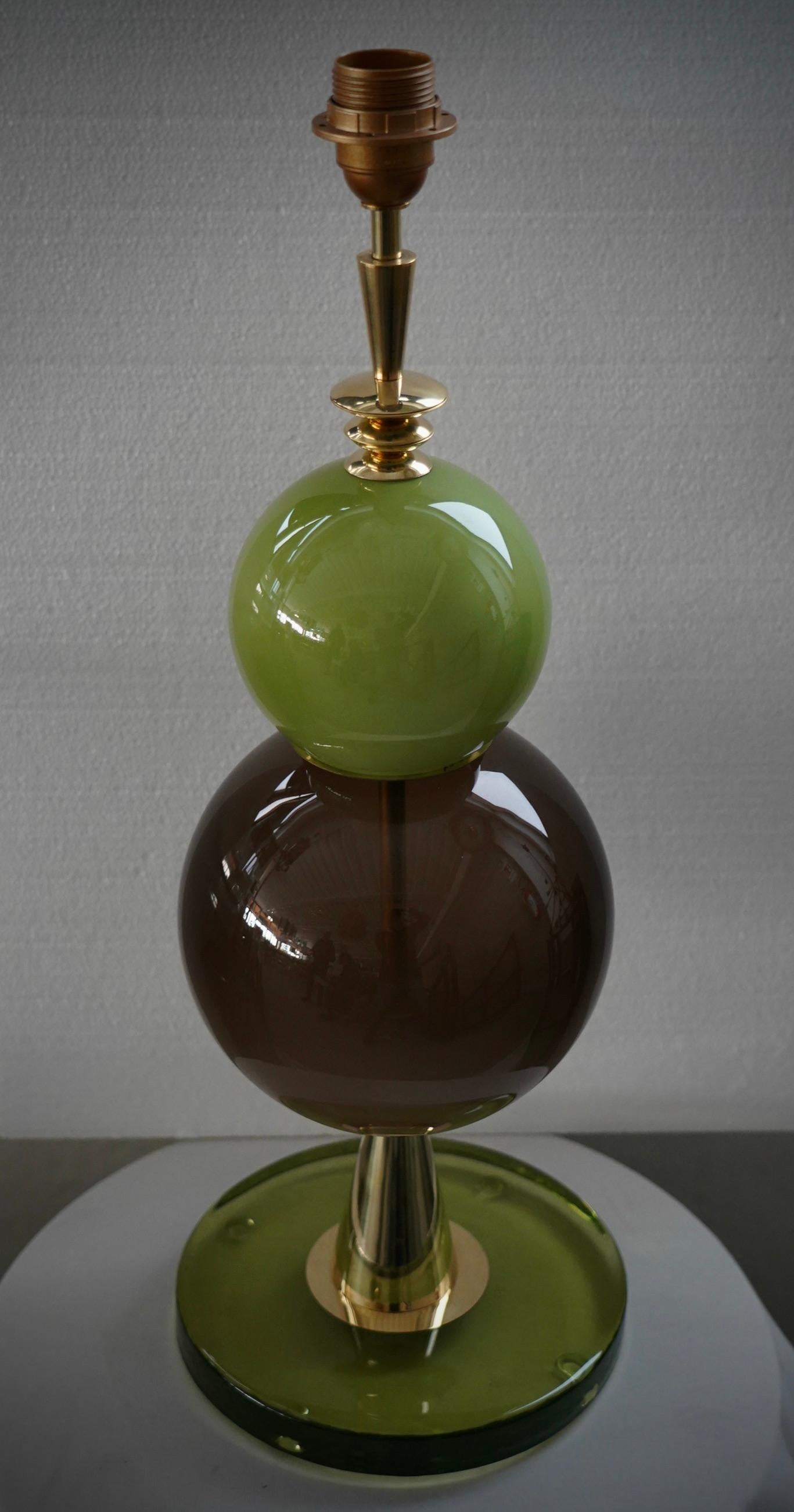 XXIe siècle et contemporain Lampe de table ronde du milieu du siècle en verre d'art brun et vert et en laiton, Murano, 2020 en vente